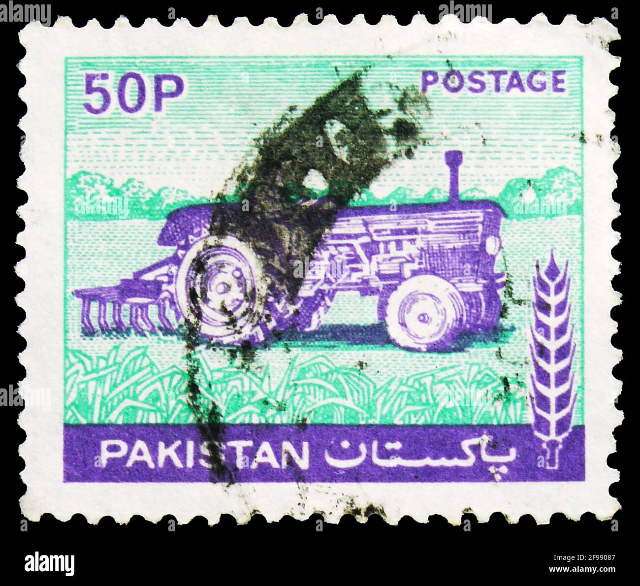 MOSCOU, RUSSIE - 4 NOVEMBRE 2019: Timbre-poste imprimé au Pakistan montre tracteur, série Agriculture, 50 paisa pakistanaise, vers 1979 Banque D'Images
