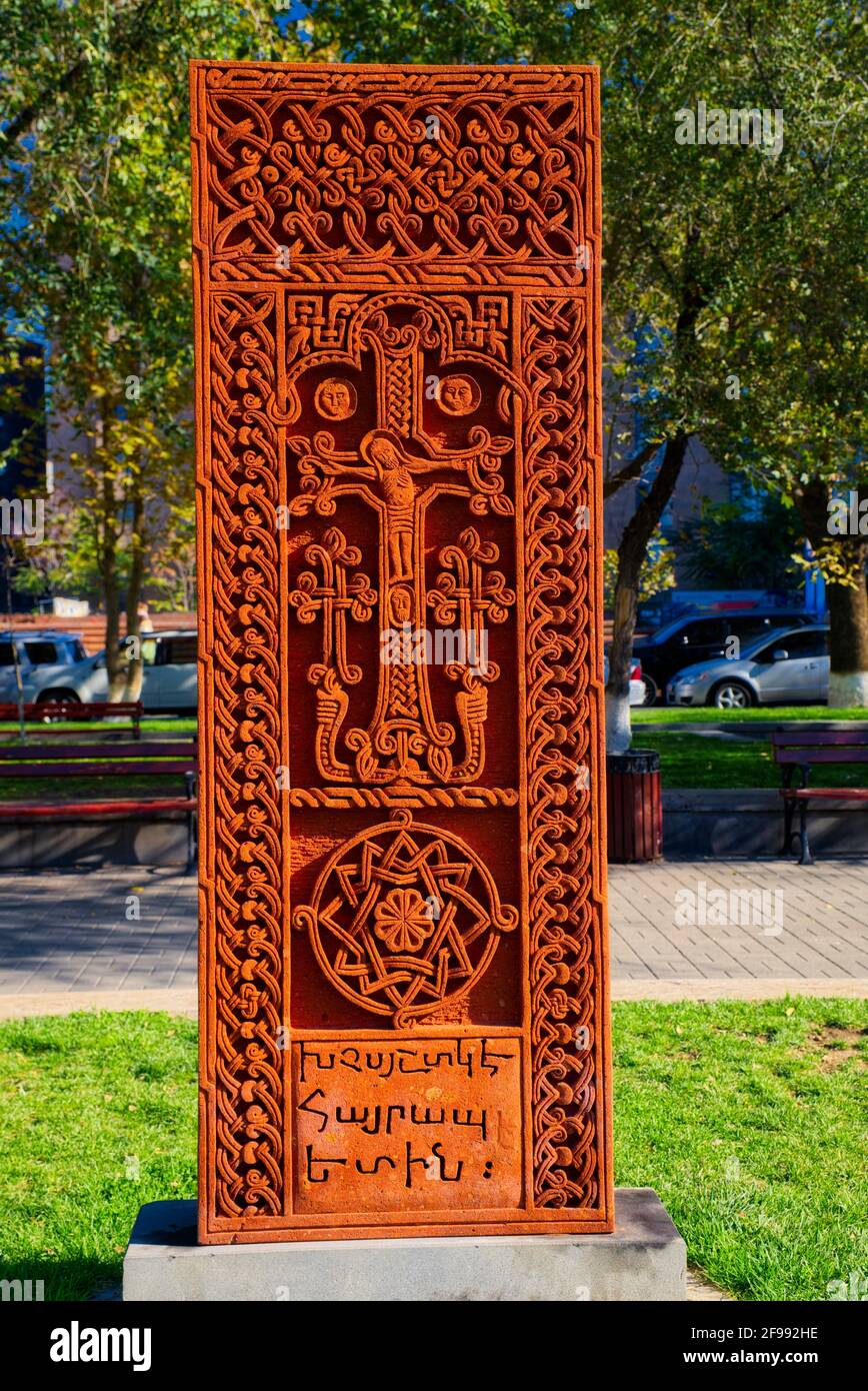 Une visite du parc Khachkar situé à côté de la République Carré (emplacement sur la carte) pour se familiariser avec l'art vieux de plusieurs siècles des pierres de croix – kha Banque D'Images Une visite du parc Khachkar situé à côté de la République Carré (emplacement sur la carte) pour se familiariser avec l'art vieux de plusieurs siècles des pierres de croix – kha Banque D'Images