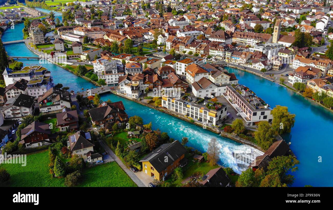 Ville d'Interlaken en Suisse d'en haut - incroyable drone vidéo Banque D'Images