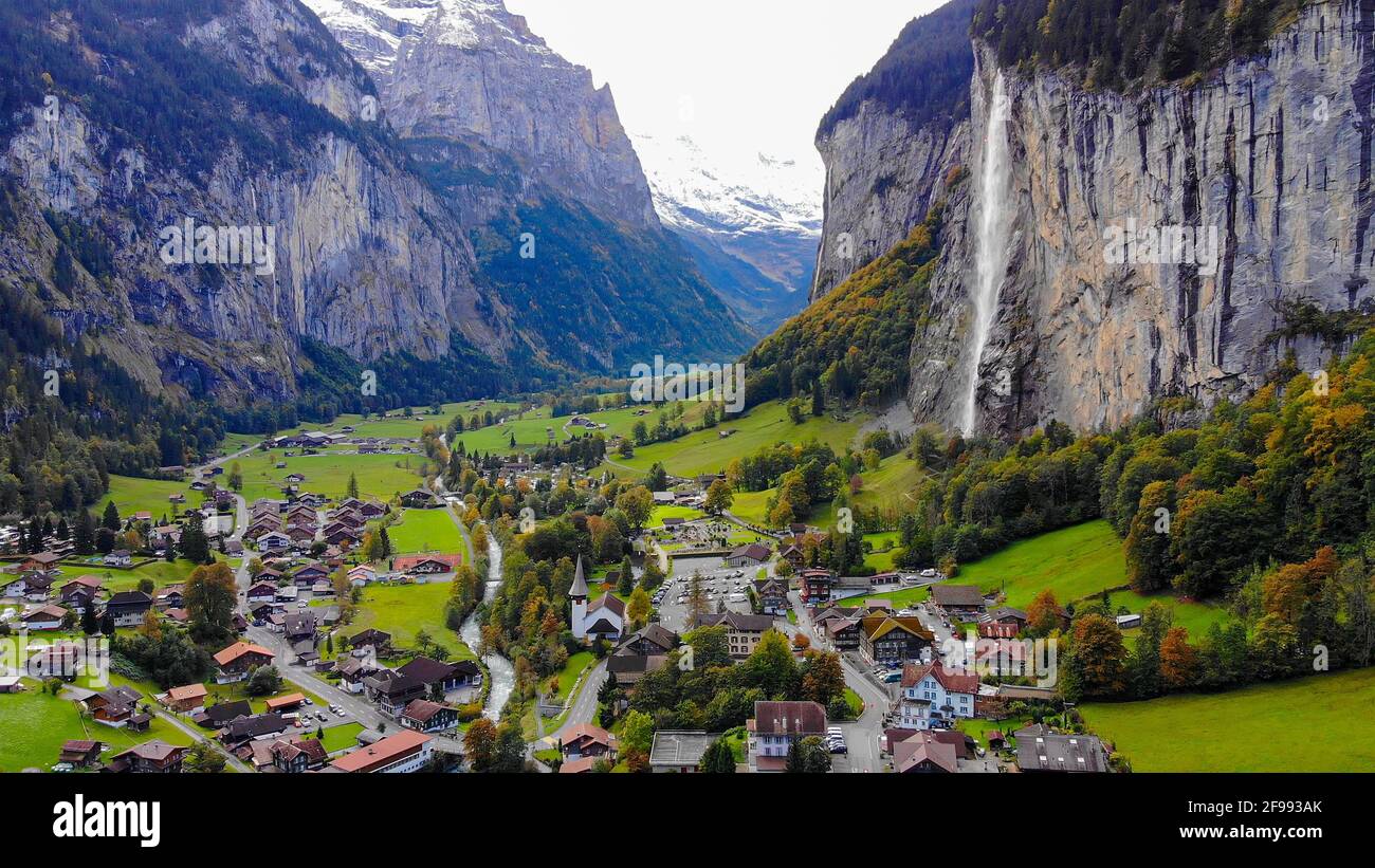 Lauterbrunnen en Suisse - un merveilleux village en Suisse Alpes - tournage  de drones Photo Stock - Alamy