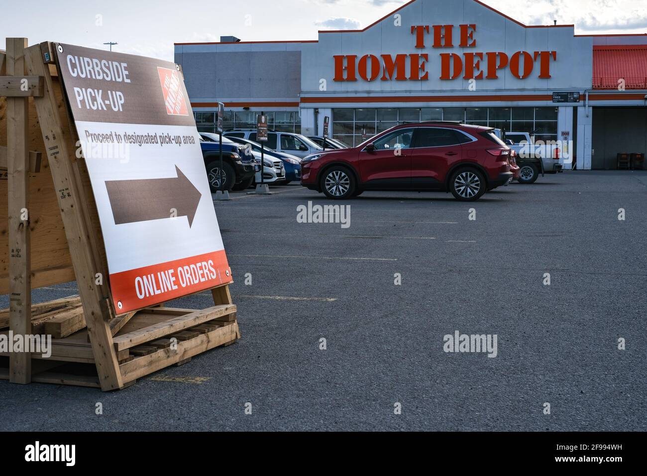 Ottawa (Ontario), Canada - le 10 avril 2021 : une affiche indique aux clients qu'ils doivent prendre leurs commandes en ligne au Home Depot pendant la troisième vague de CO Banque D'Images