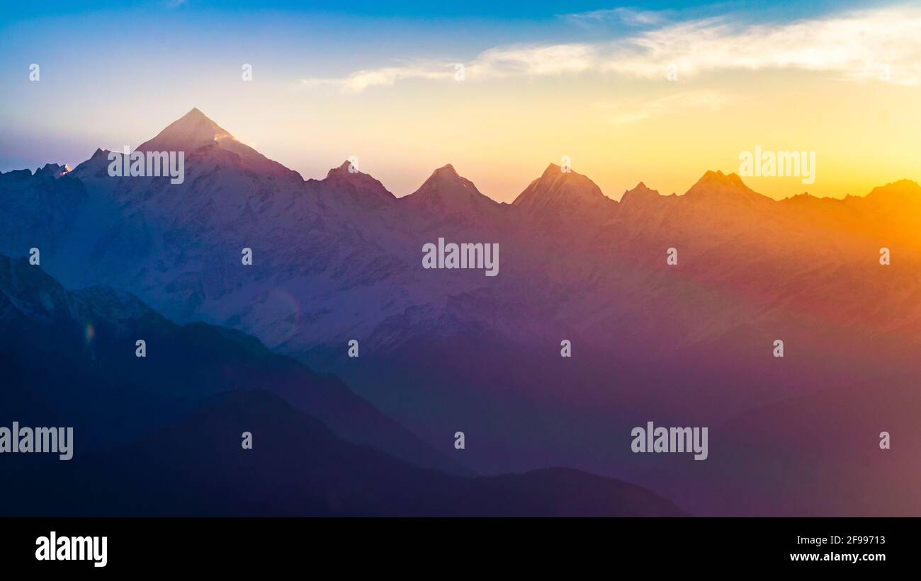 Silhouette de montagne des pics de Panchchuli au lever du soleil du matin dans la grande chaîne de montagnes de l'Himalaya s'étend de Khalia Top au petit hameau Munsiyari, Kuma Banque D'Images