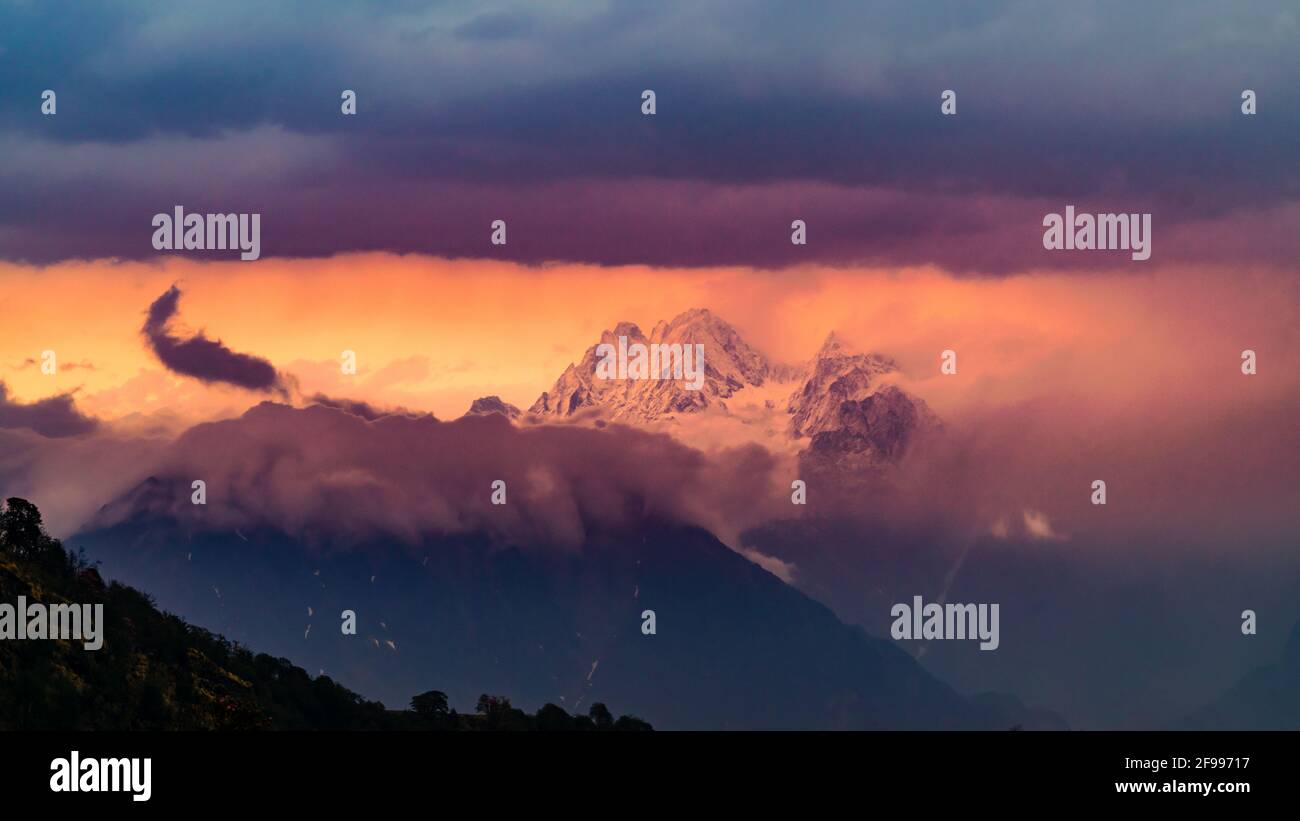 Vue imprenable sur le coucher du soleil à Munsiyari, Uttarakhand, Inde. Banque D'Images