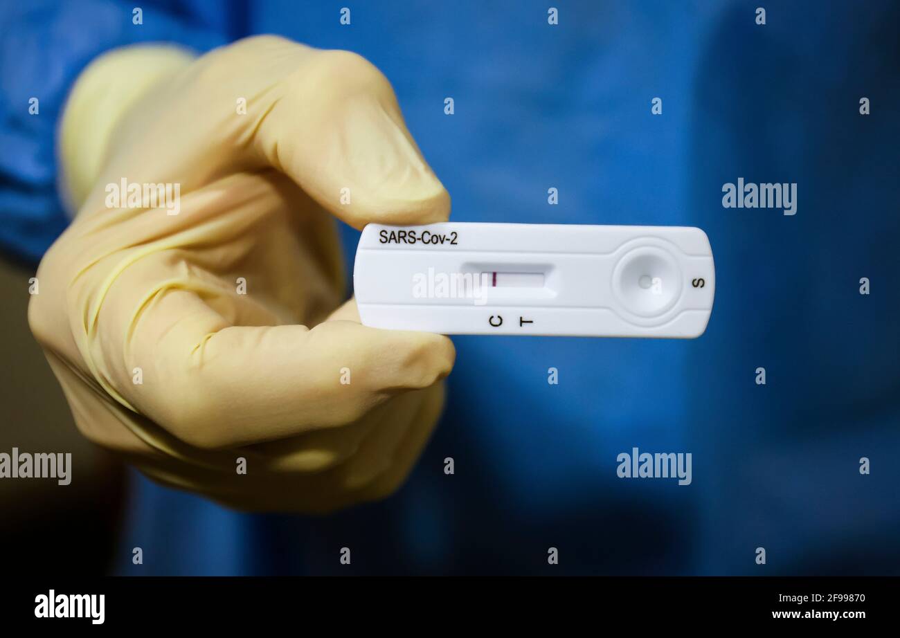 Essen, Rhénanie-du-Nord-Westphalie, Allemagne - Corona centre de test Grugahalle ouvert pour le test citoyen gratuit, Covid rapide test, un médecin montre un test Corona rapide négatif, à partir du 8 mars, les citoyens allemands peuvent être testés pour Corona une fois par semaine gratuitement dans le centre de test rapide. Banque D'Images