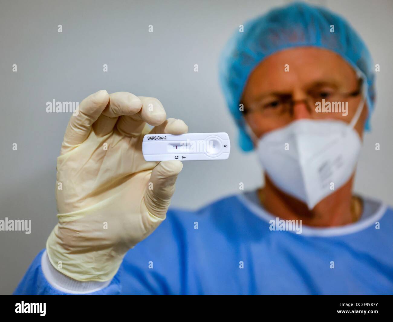 Essen, Rhénanie-du-Nord-Westphalie, Allemagne - Corona centre de test Grugahalle ouvert pour le test citoyen gratuit, Covid rapide test, un médecin montre un test Corona rapide négatif, à partir du 8 mars, les citoyens allemands peuvent être testés pour Corona une fois par semaine gratuitement dans le centre de test rapide. Banque D'Images