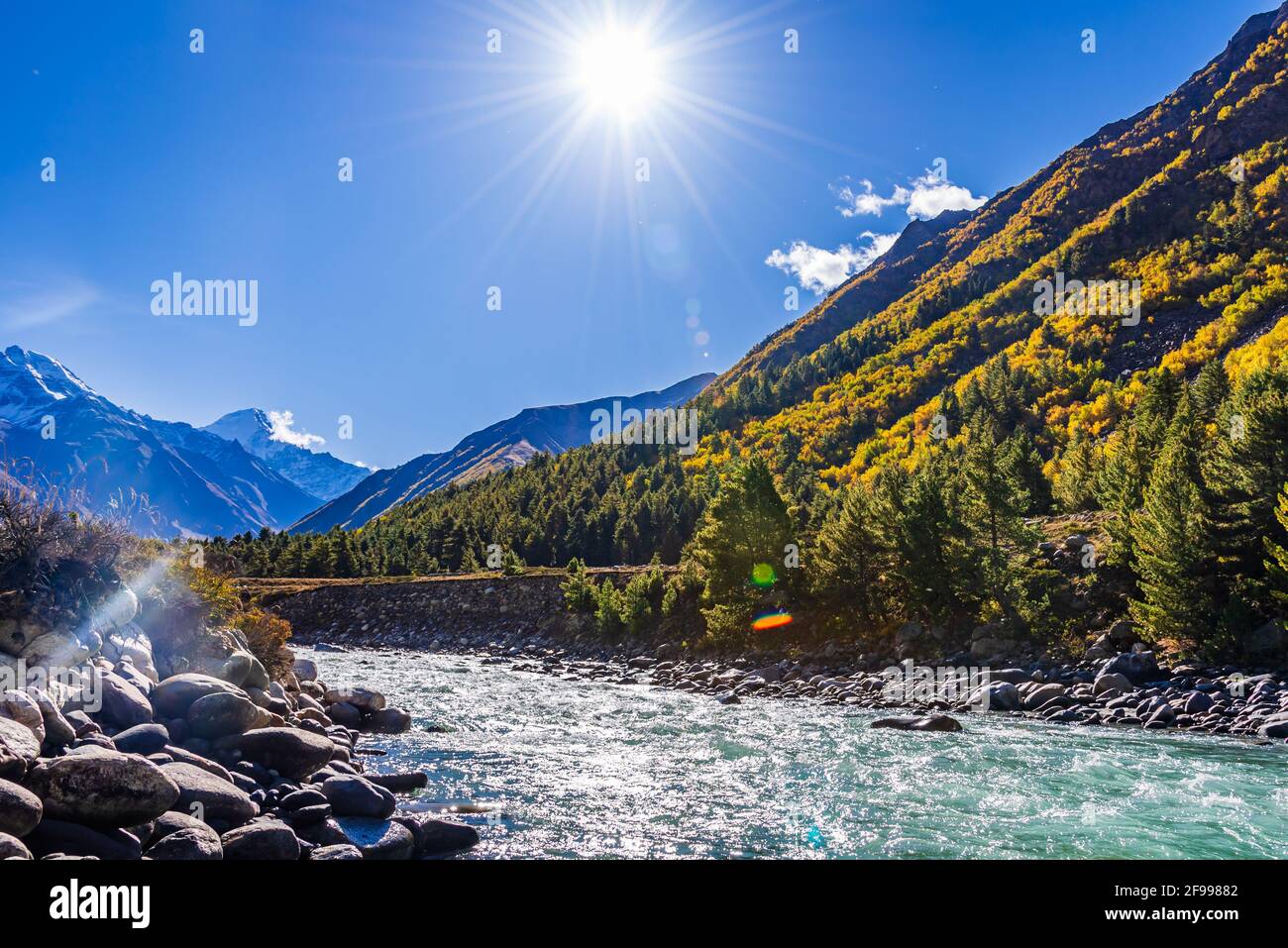 Paysage serein de la vallée de la rivière Baspa près du village de Chitkul dans le district de Kinnaur dans l'Himachal Pradesh, Inde. C'est le dernier village habité près de la Banque D'Images