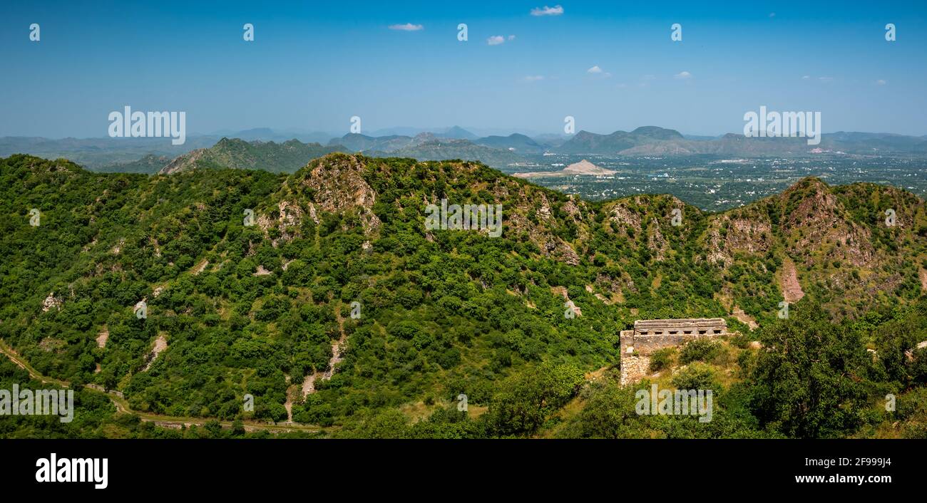 Aravalli Folded Mountain Range est une zone orogénique à tendance nord-est-sud-ouest de 700 km de long dans le nord-ouest de l'Inde. C'est une partie du Bouclier indien que wa Banque D'Images