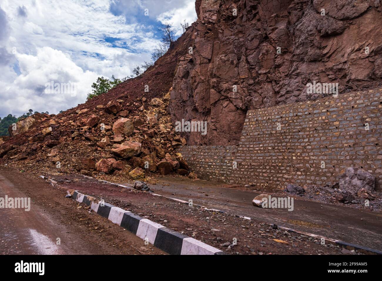 La chute du rockfall est bloquée et provoque des embouteillages sur l'autoroute Kalka Shimla route en glissement de terrain après une forte pluie due à une pente de montagne instable par voie d'élargissement b Banque D'Images
