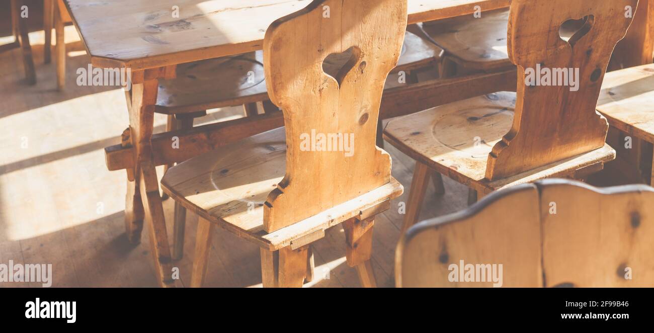 Rustique coziness, chaises en bois - bavarois, en gros plan, assis avec un coeur Banque D'Images