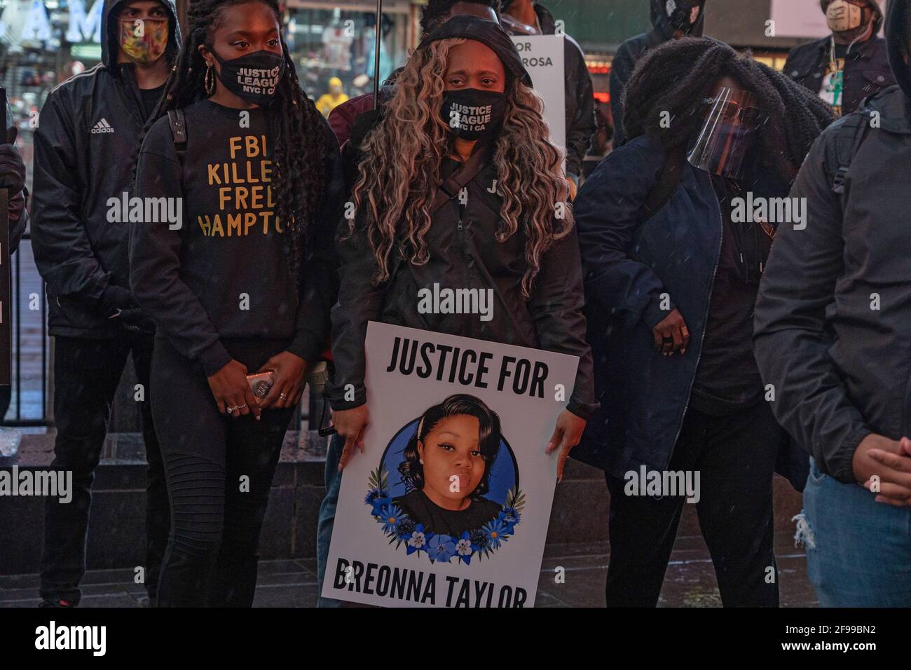 NEW YORK, NY – 16 AVRIL : un manifestant tient un panneau qui se lit comme « justice pour Breonna Taylor » lors d'un rassemblement et d'une vigile en l'honneur de Daunte Wright aux marches rouges de Times Square le 16 avril 2021 à New York. Banque D'Images