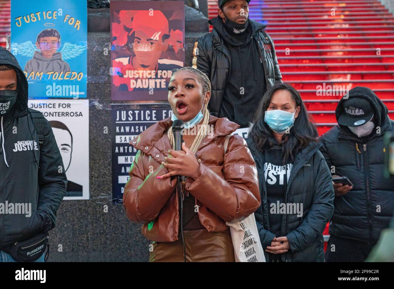 NEW YORK, NY – 16 AVRIL : un activiste parle lors d'un rassemblement et d'une veillée en l'honneur de Daunte Wright aux marches rouges de Times Square le 16 avril 2021 à New York. Banque D'Images