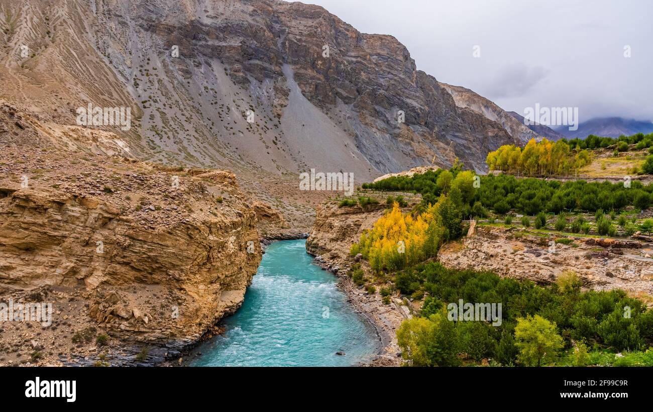 Magnifique paysage de la vallée de la rivière Spiti dans la région de Lahaul Spiti dans l'Himalaya dans l'Himachal Pradesh, Inde. Banque D'Images