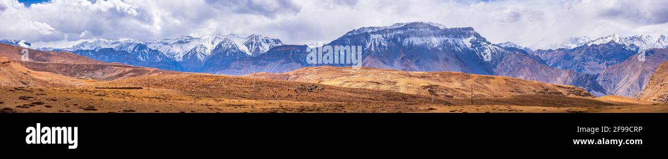 Paysage panoramique de la vallée de Spiti avec des montagnes enneigées Arrière-plan près des champs d'agriculture de Hikkim et Komic village de Ville de Kaza à Lahau Banque D'Images