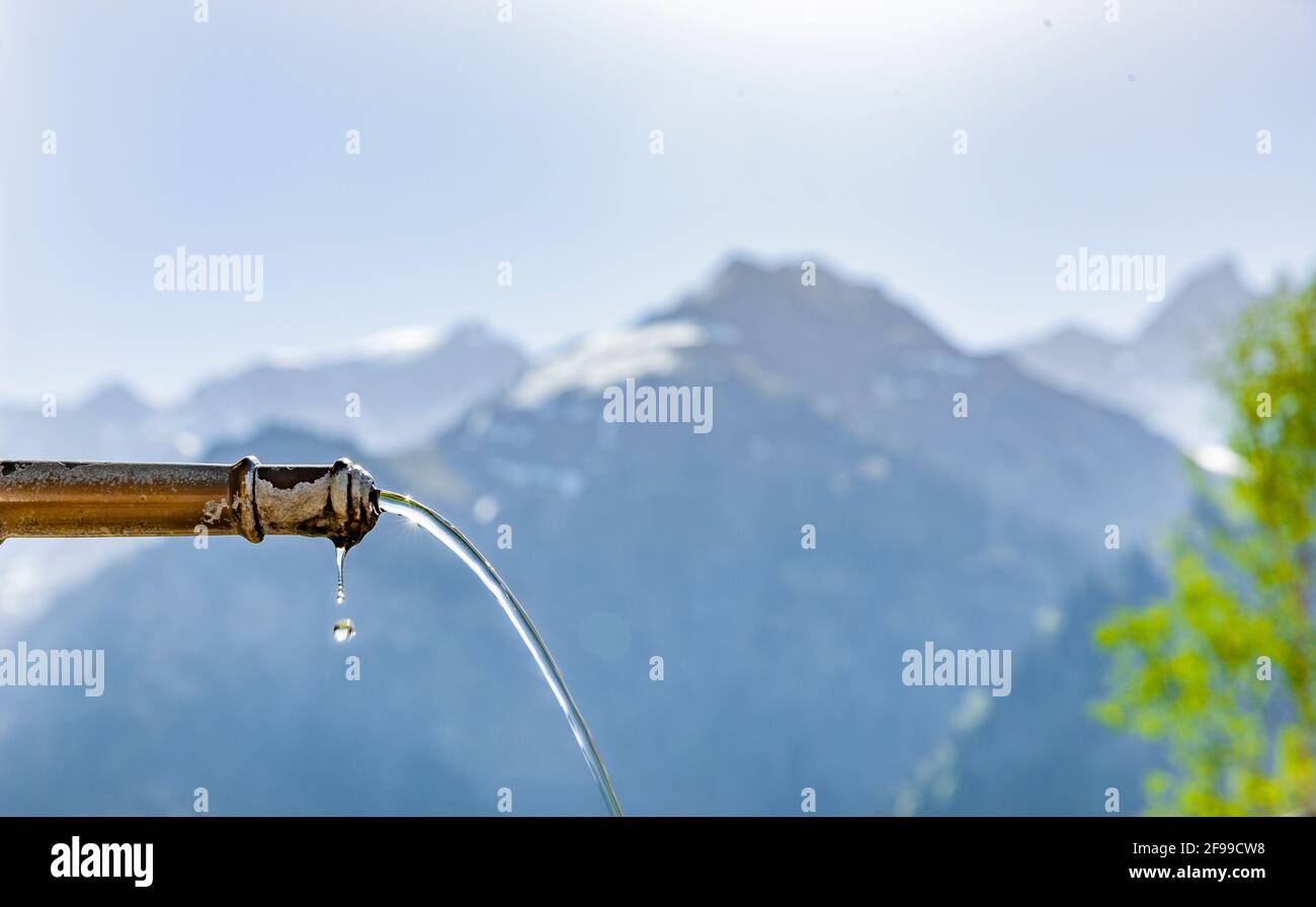 Source d'eau d'un puits dans les montagnes Banque D'Images