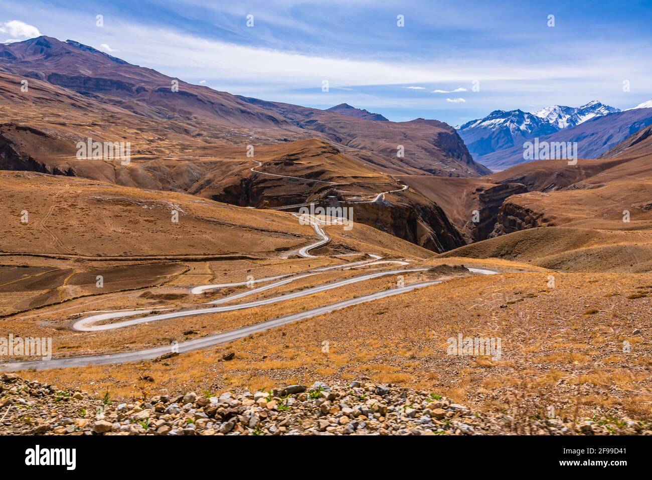 Magnifique paysage de la vallée de Spiti dans la région de Lahaul Spiti traversant des routes en serpentin dans l'Himalaya dans l'Himachal Pradesh, Inde. Banque D'Images