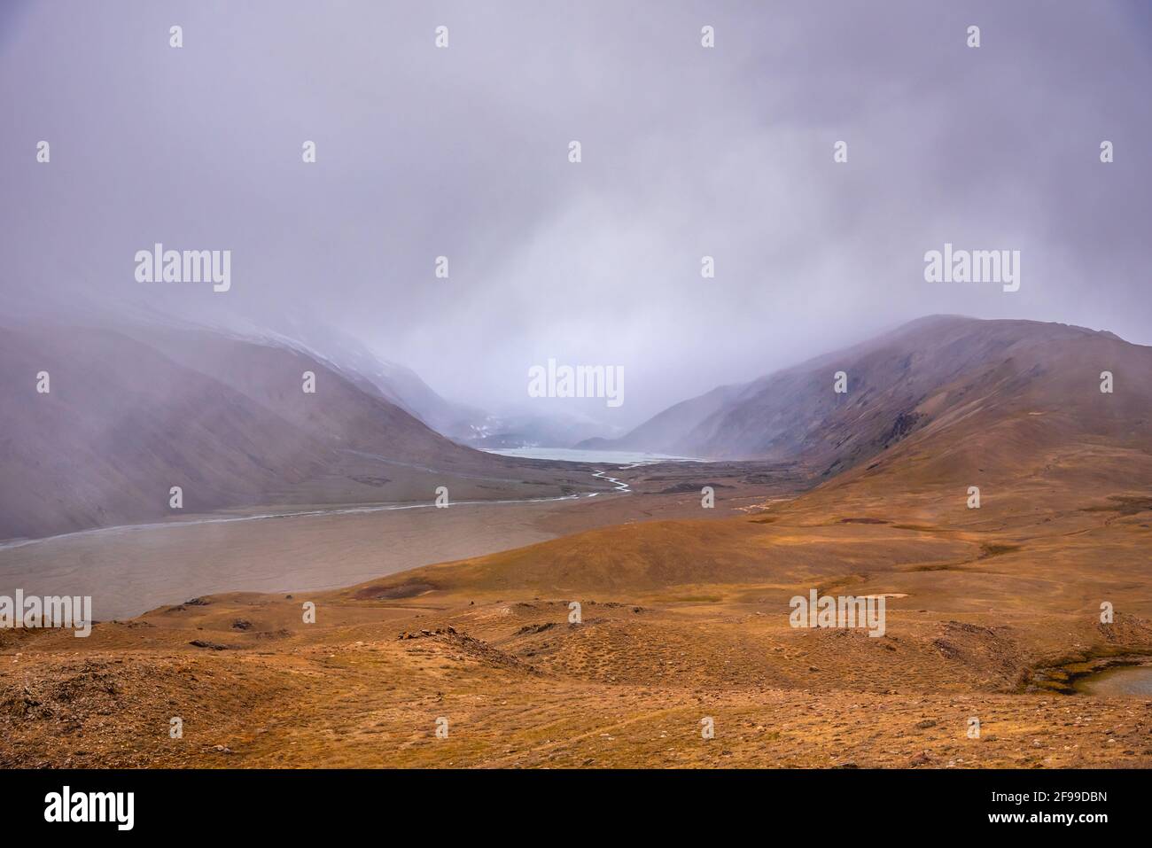 Le plateau de Samudri Taapu est une origine glaciaire de l'un des Principaux affluents de la rivière Chandra lorsqu'elle traverse La vallée de Spiti et plus tard rencontre la rivière Chen Banque D'Images