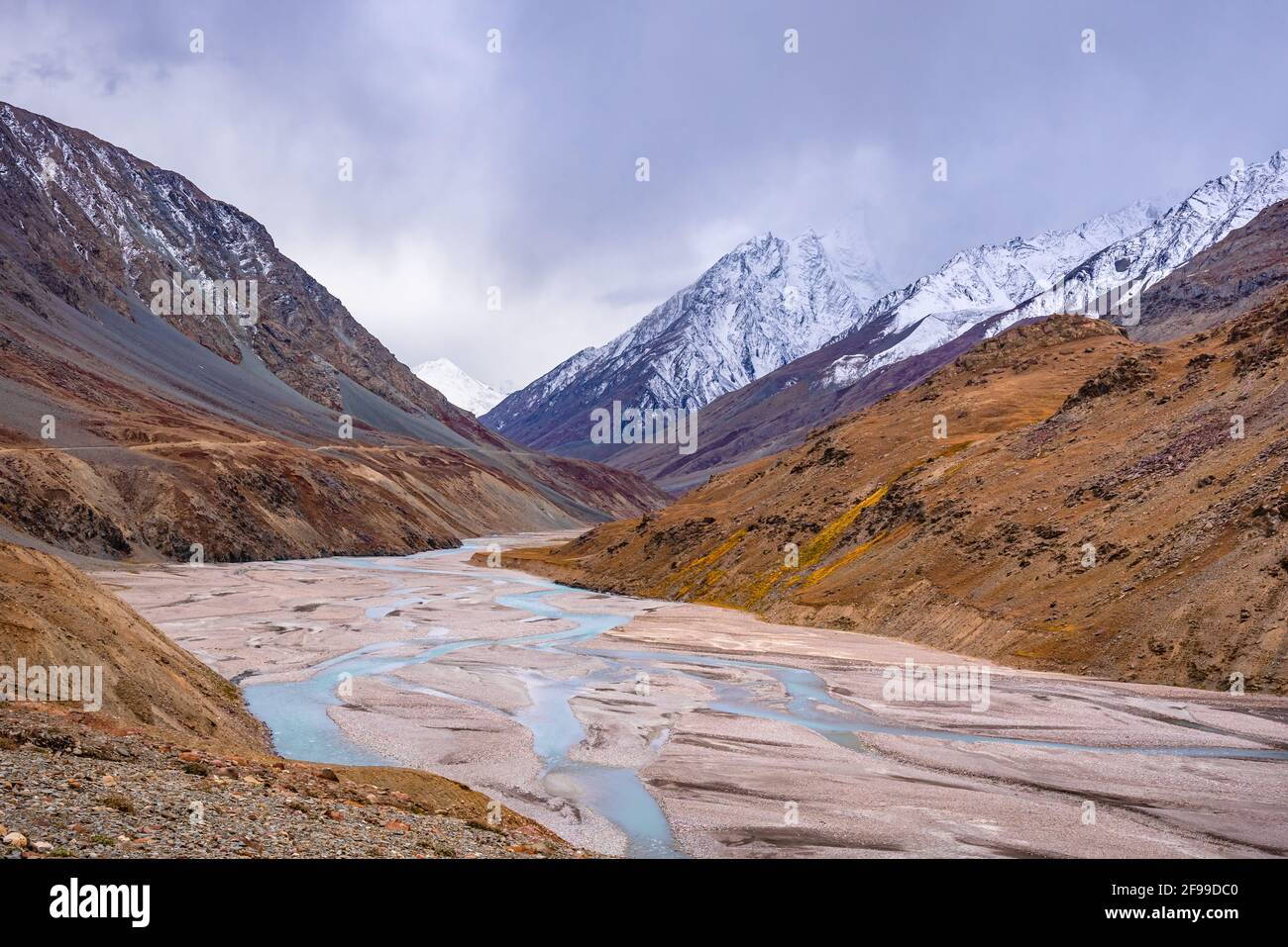 Paysage de la vallée de la rivière Chandra qui confluent avec la rivière bhaga pour former la rivière Chenab à Lahaul Spiti. Spiti est une vallée de montagne désertique froide Banque D'Images