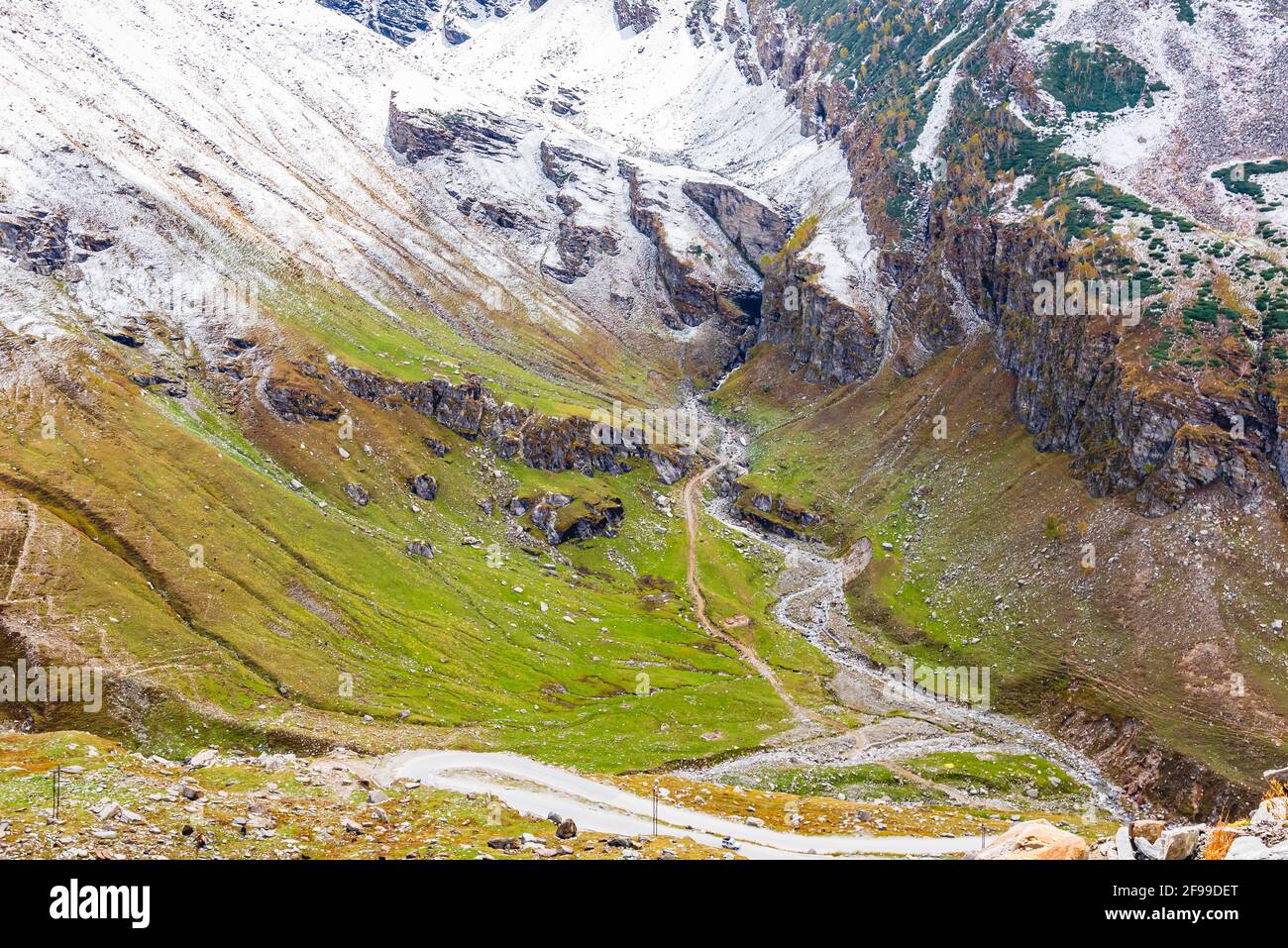 Vue fascinante en route vers le col de Rohtang de la chaîne de montagnes PIR Panjal himalayas sur l'autoroute leh Manali, Himachal Pradesh, Inde. Banque D'Images