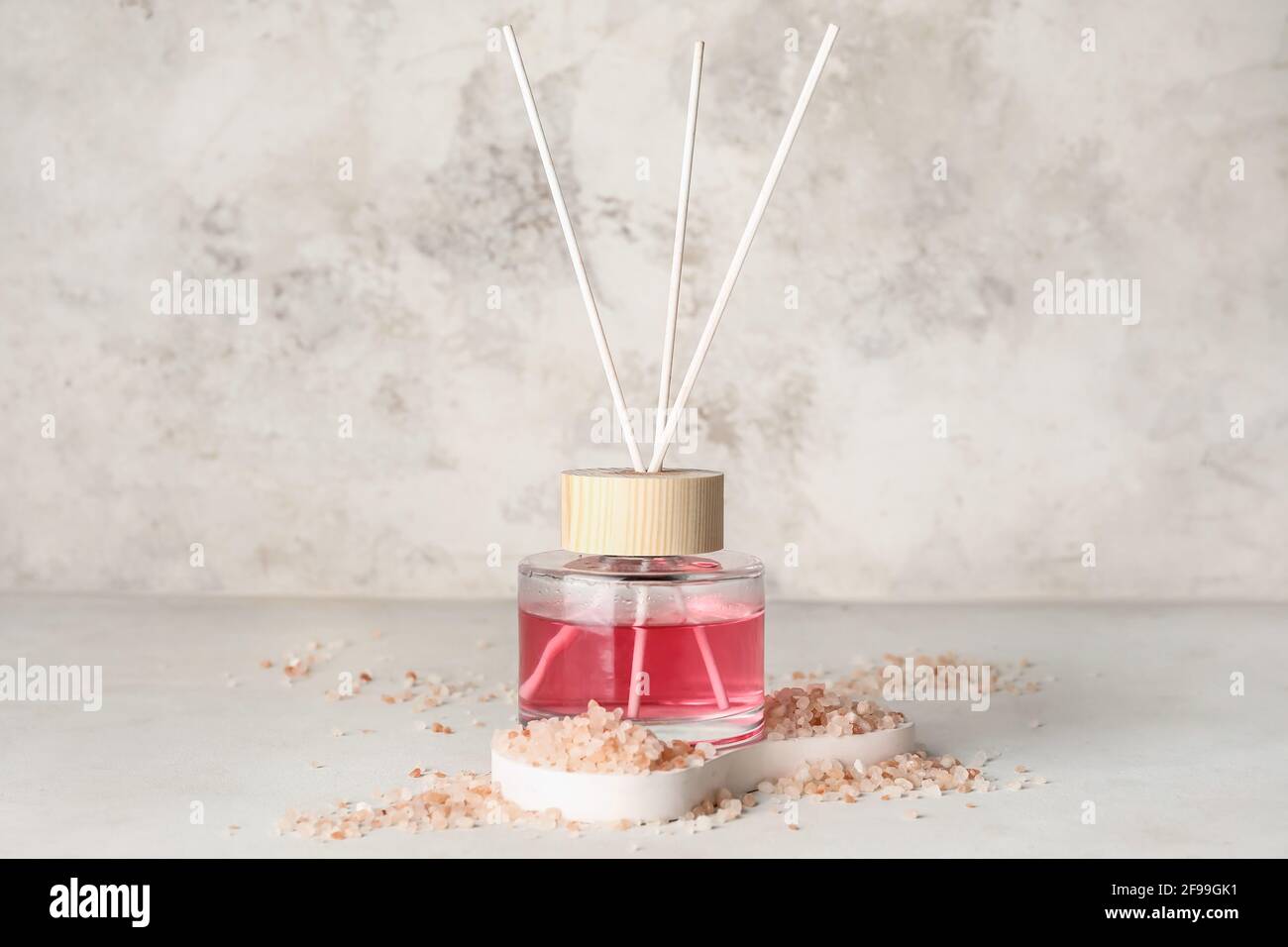 Diffuseur Reed sur fond clair Banque D'Images