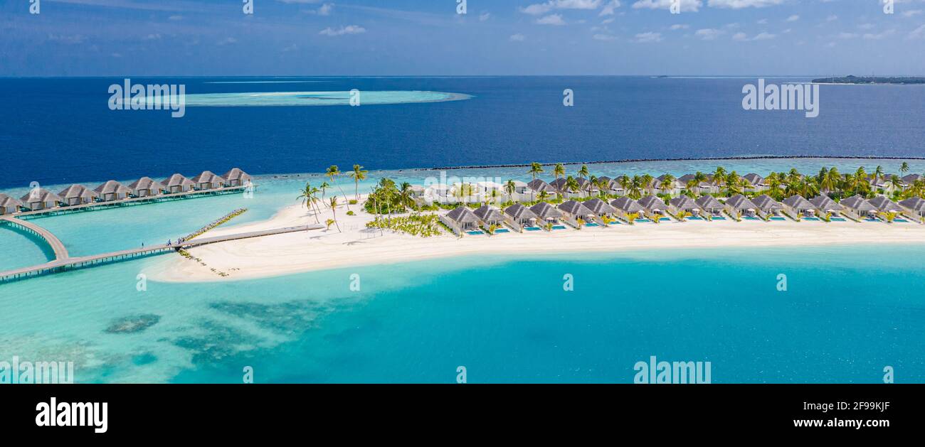 Paysage aérien parfait, complexe tropical de luxe ou hôtel avec villas d'eau et beau paysage de plage. Vue imprenable sur les oiseaux aux Maldives, paysage Banque D'Images
