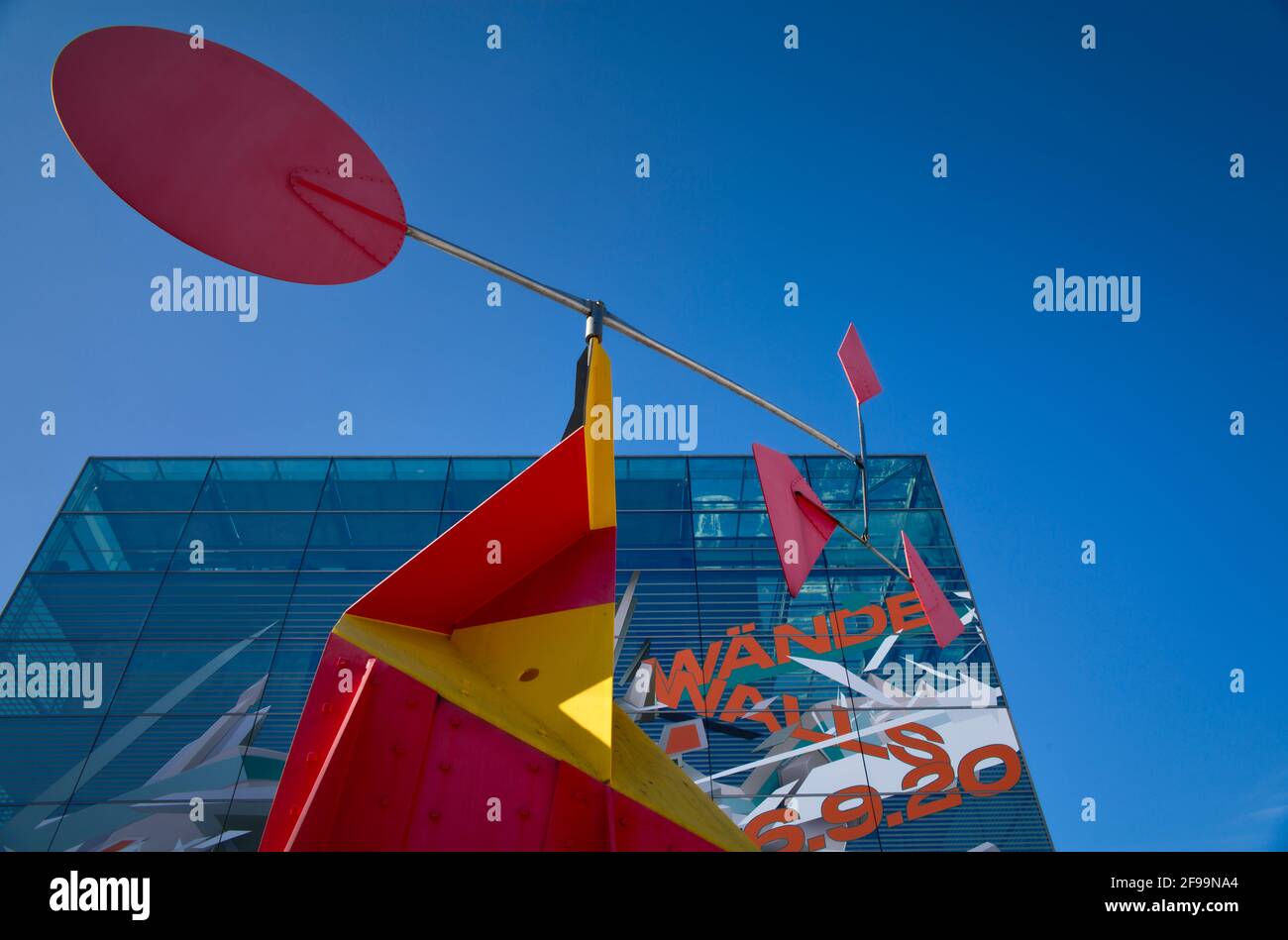 Nouveau musée d'art sur Schlossplatz, connu comme un cube de verre, avec un plastique 'crinkly avec disque rouge' par Alexander Calder, Stuttgart, Bade-Wurtemberg, Allemagne Banque D'Images