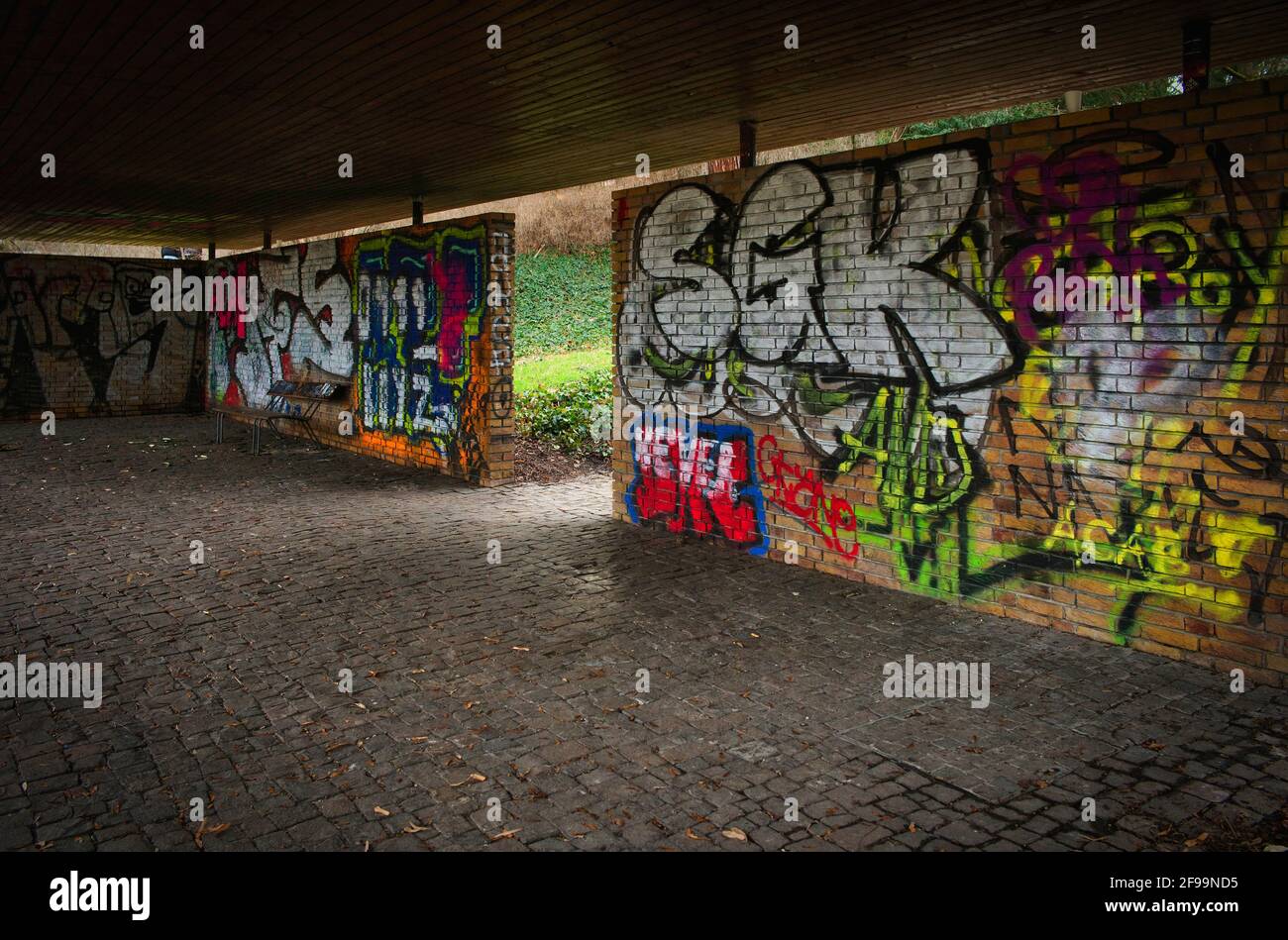 Jeune club abandonné, banc de parc, graffiti, Stuttgart, Bade-Wurtemberg, Allemagne Banque D'Images