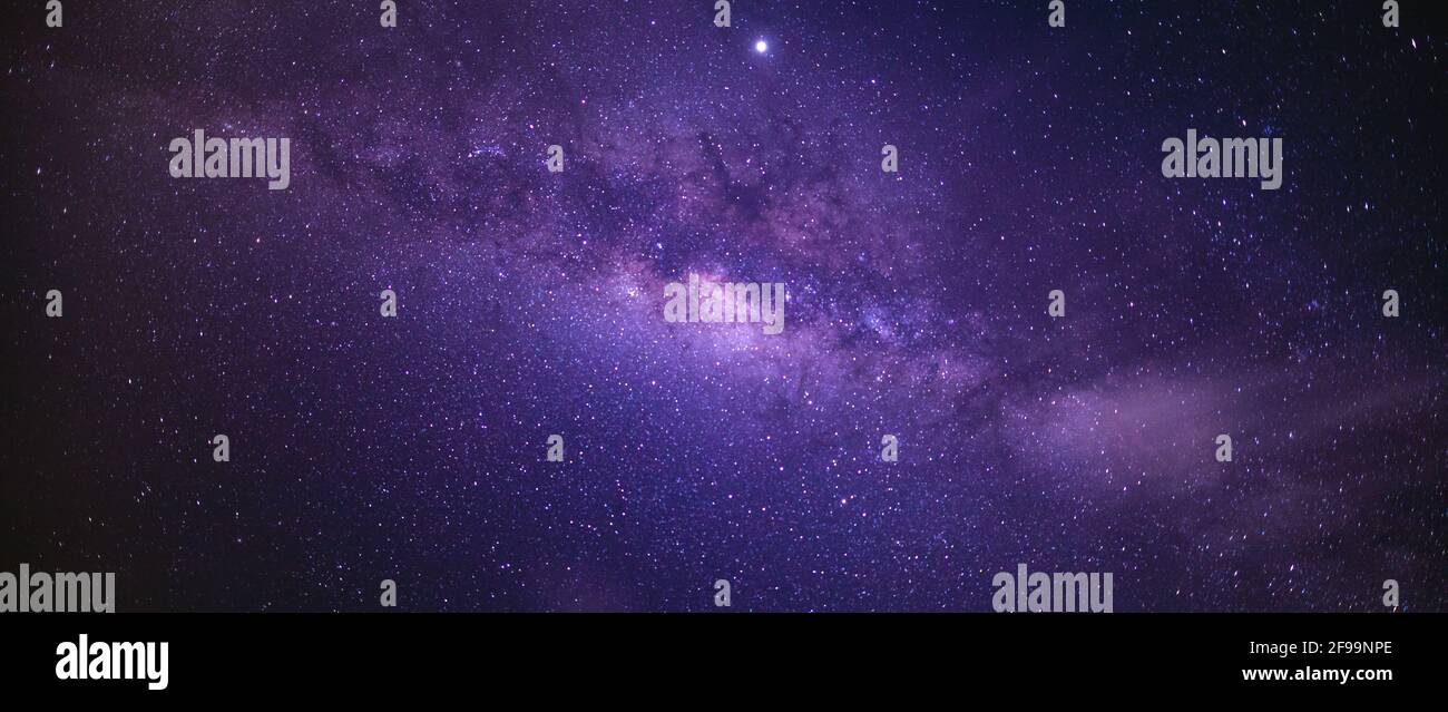 Étoiles dans le ciel la nuit. Une voie lactée lumineuse sur l'équateur. Ciel nocturne. La voie lactée est la galaxie qui contient notre système solaire. Banque D'Images