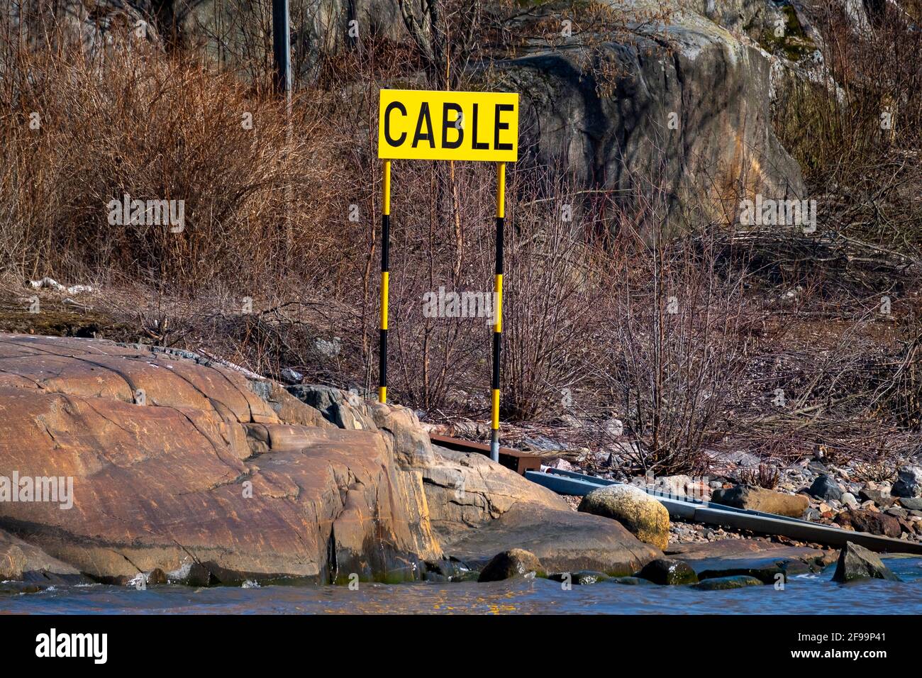 Helsinki / Finlande - 16 AVRIL 2021 : gros plan d'un panneau d'avertissement indiquant le trajet du câble sous la mer. Banque D'Images