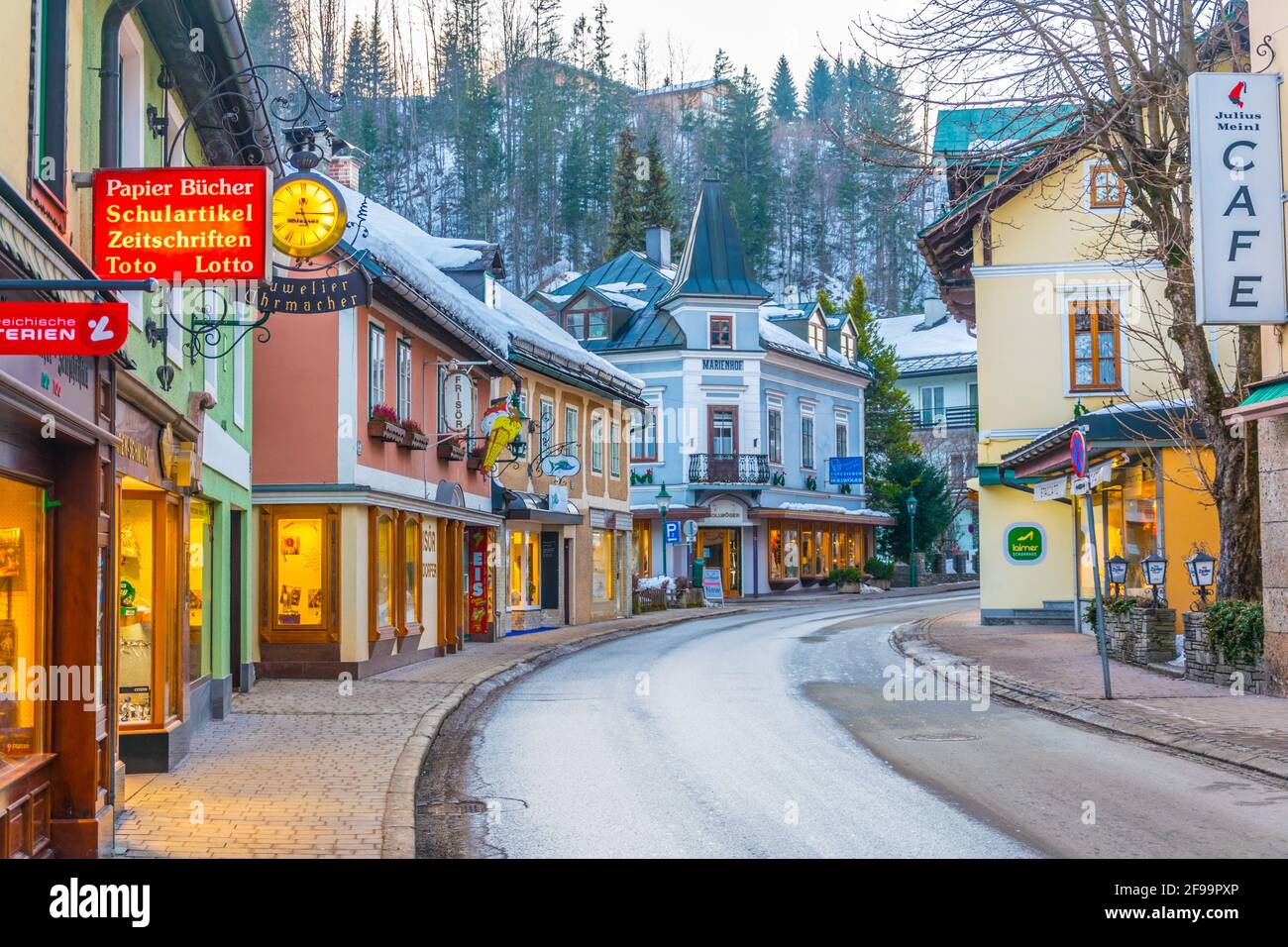 BAD AUSSEE, AUTRICHE, 11 FÉVRIER 2017 : vue sur une rue menant à la place principale de Bad Aussee en Autriche. Banque D'Images