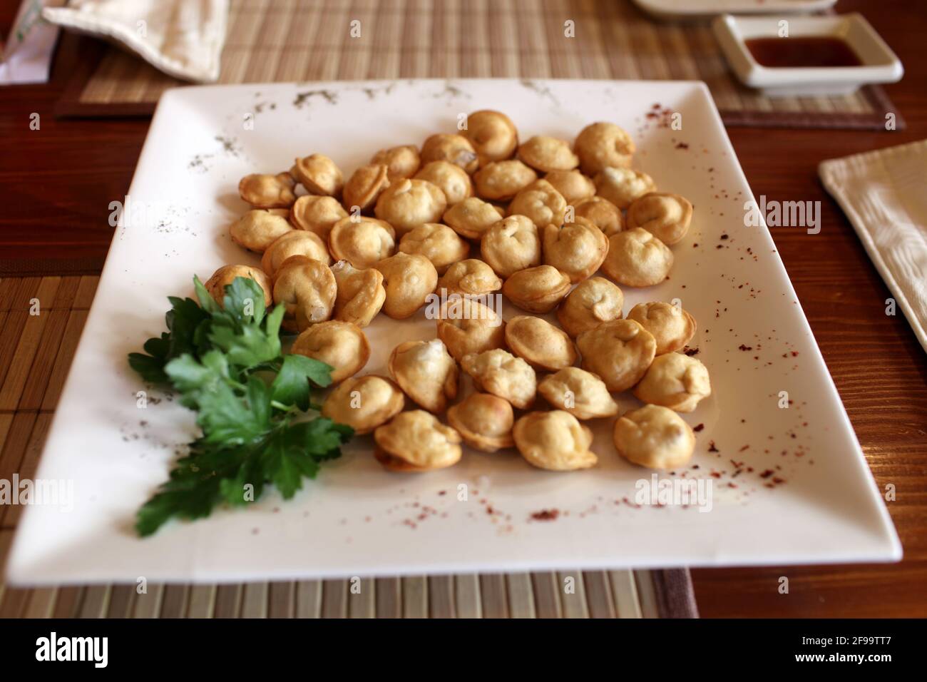 Assiette de pelmeni frit dans un restaurant Banque D'Images