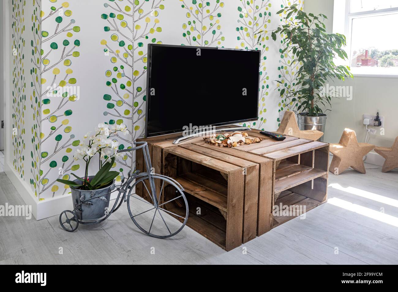 Une télévision dans une chambre moderne Banque D'Images