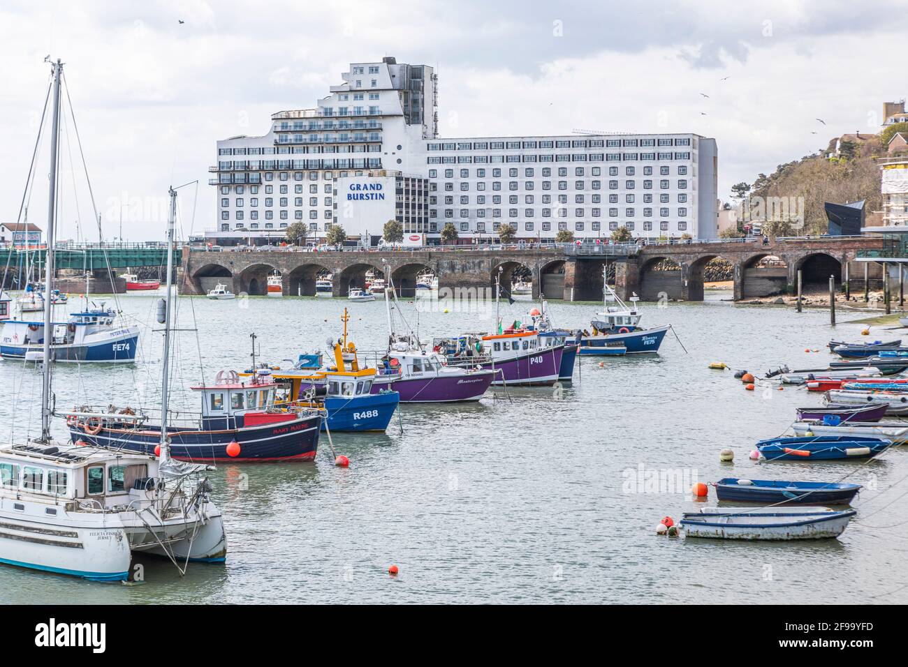 Le Grand Burstin Hotel et le port, Folkestone Banque D'Images