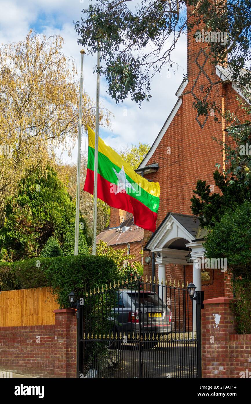 Drapeau birman volant à l'ambassadeur du Myanmar, résidence officielle de Kyaw Zwar Minn à Hampstead, Londres. Banque D'Images