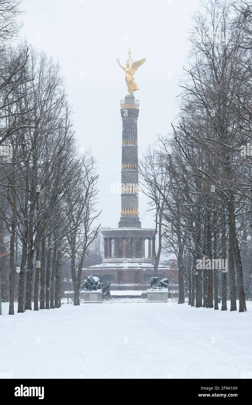 Berlin-Tiergarten, colonne de la victoire, paysage hivernal enneigé Banque D'Images