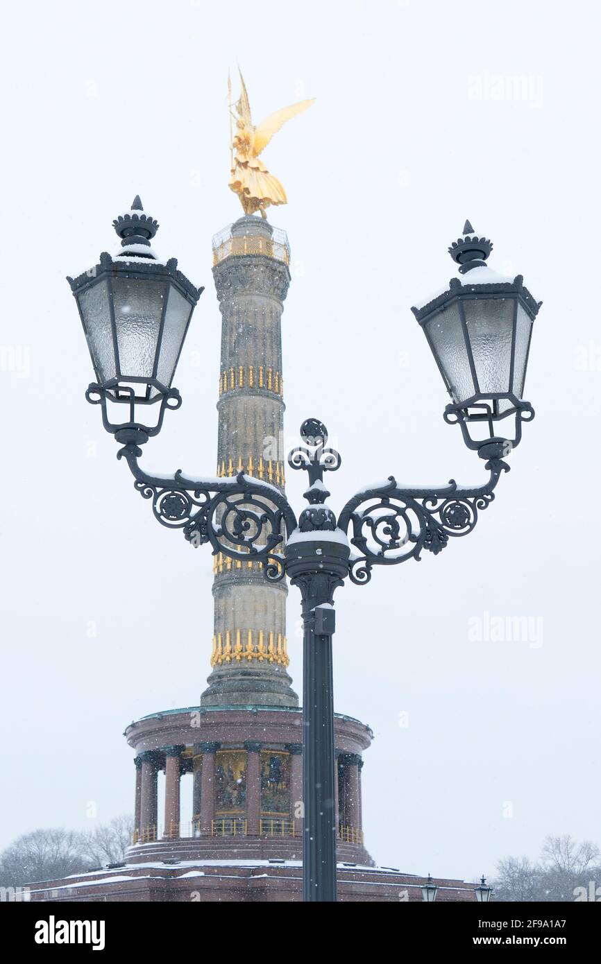 Berlin-Tiergarten, colonne de la victoire, lanterne, chute de neige Banque D'Images