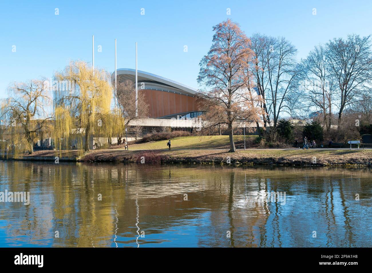 Berlin, Tiergarten, Magnus-Hirschfeld-Ufer, promenade au bord de la rivière, vue sur la Spree à la Maison des cultures du monde, printemps Banque D'Images