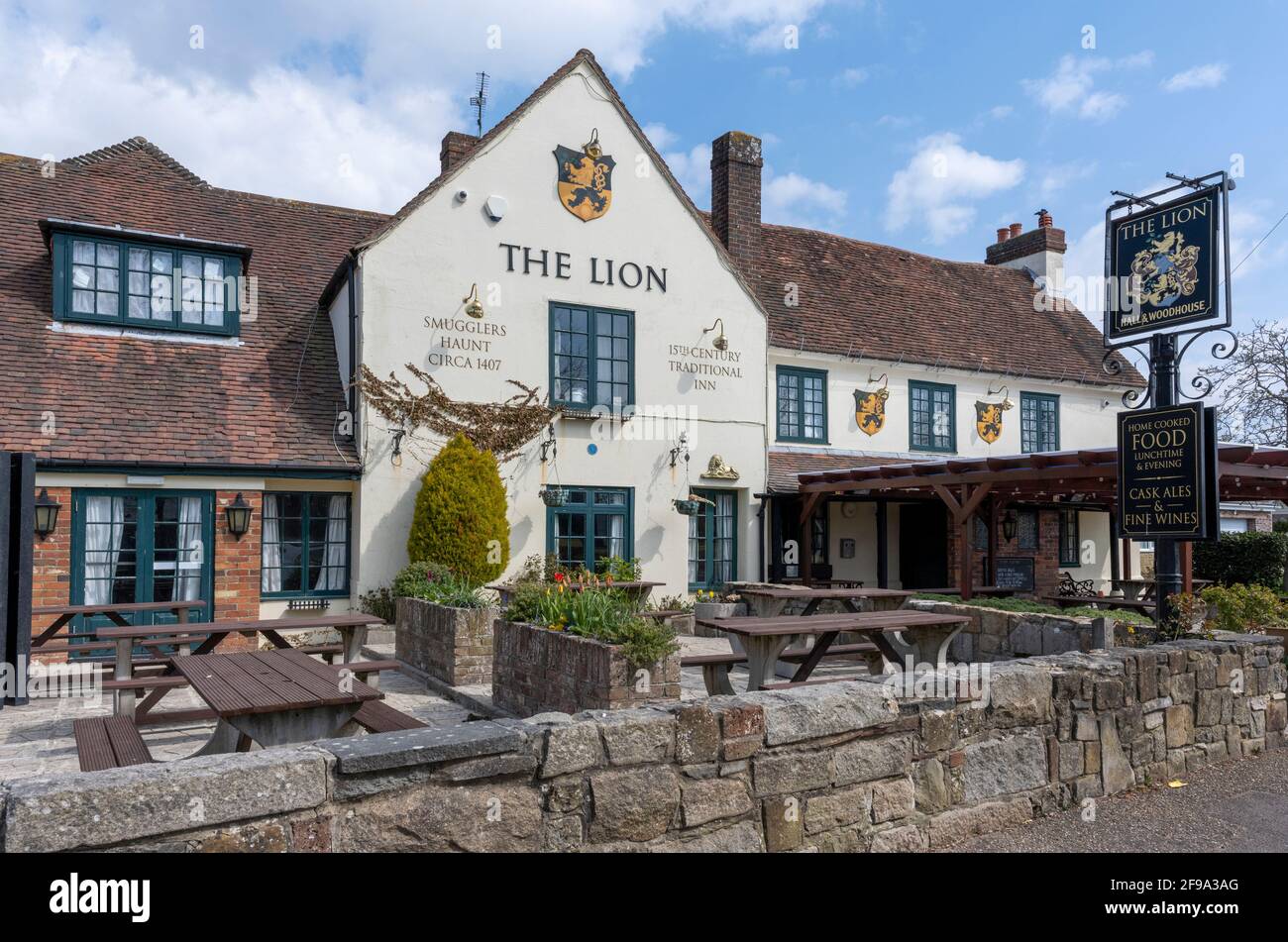 The Lion Inn - maison publique - Pagham, Bognor Regis, West Sussex, Angleterre, Royaume-Uni un pub Hall & Woodhouse. Banque D'Images