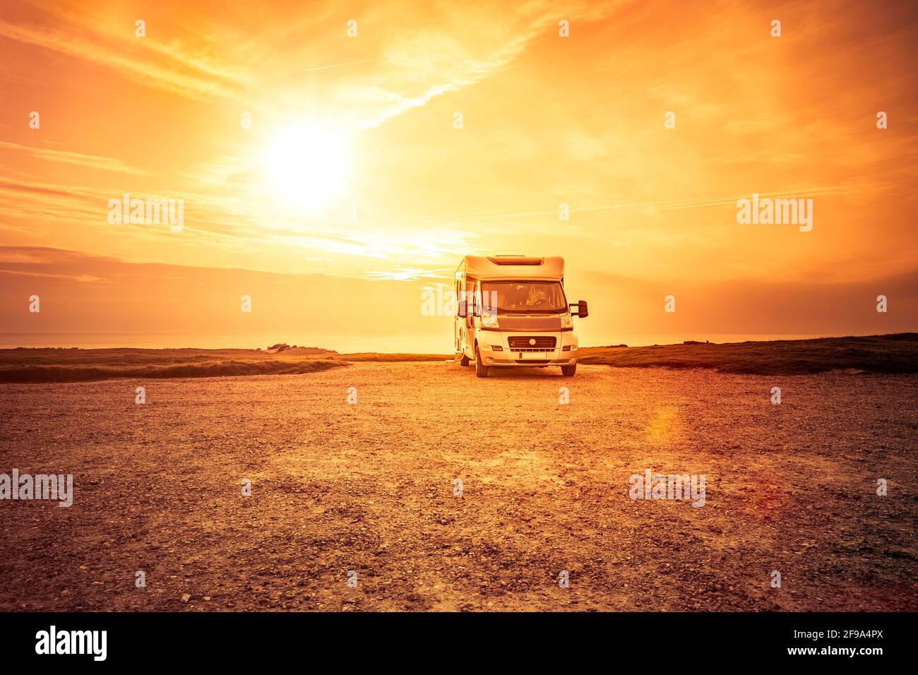 Motorhome sur la côte avec vue sur la mer Banque D'Images