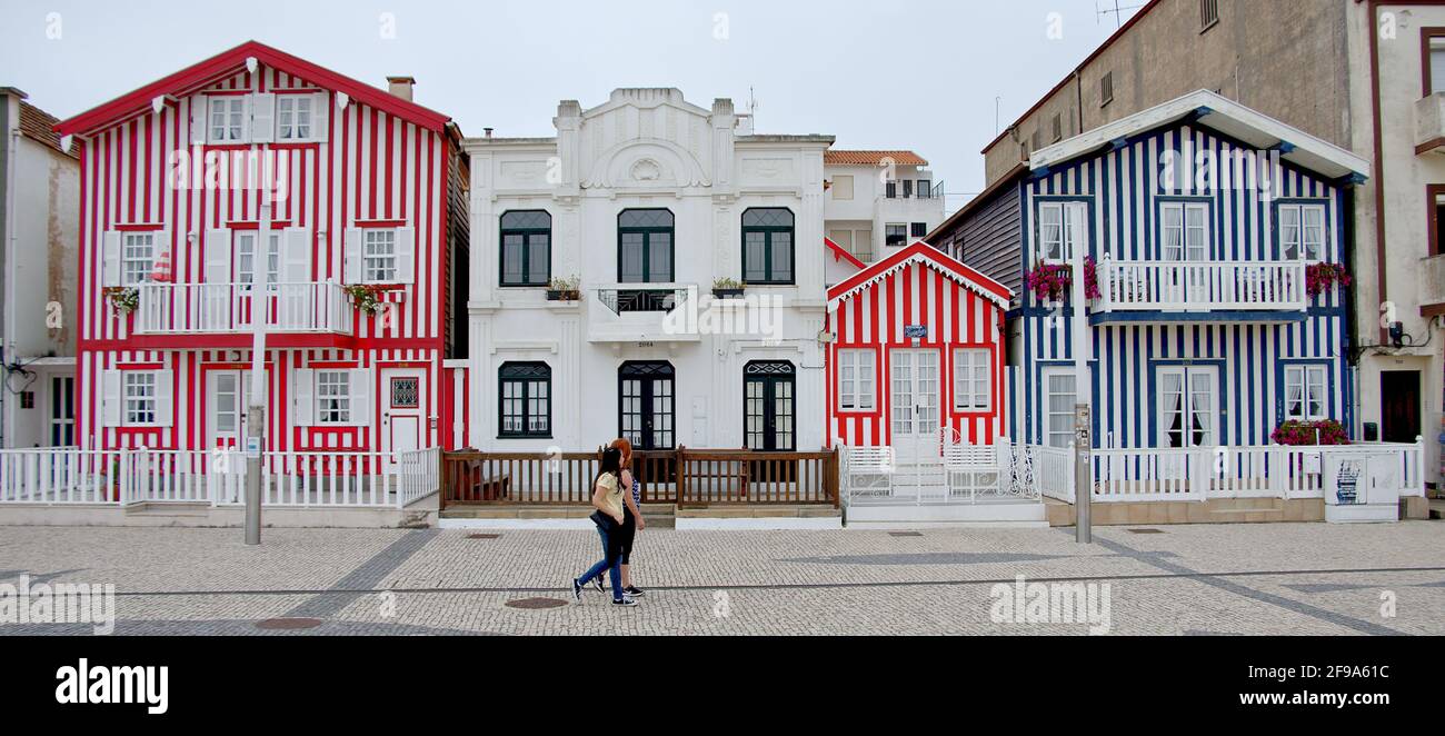 Les bâtiments de Costa Nova avec des rayures de couleur typique - Voyage photographie Banque D'Images