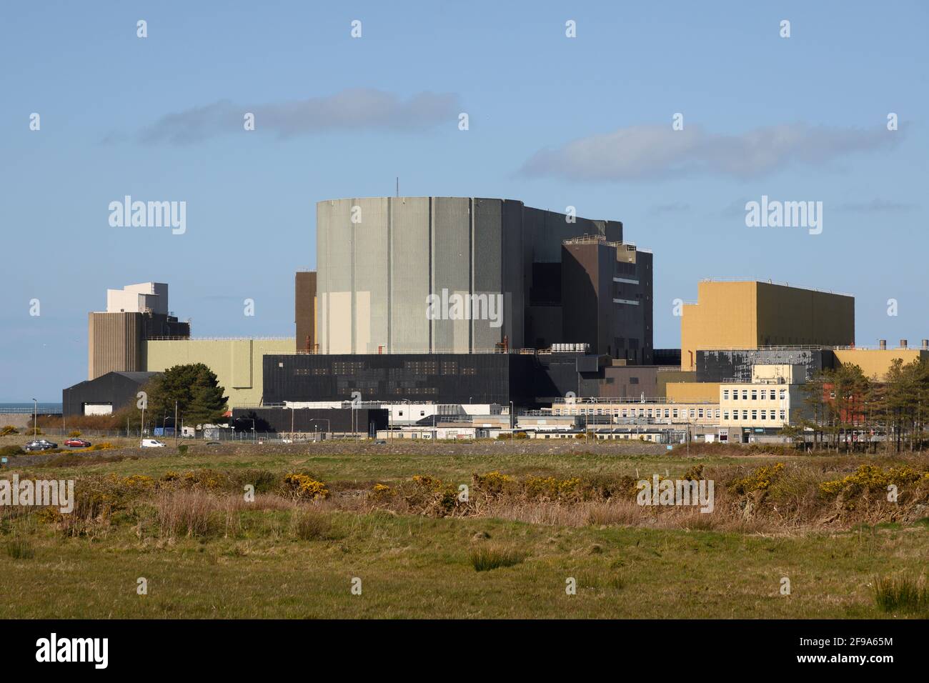 Centrale nucléaire de Wylfa, Cemaes Bay, Anglesey, pays de Galles du Nord, Royaume-Uni. Maintenant déçu. Et en partie déçue. Banque D'Images