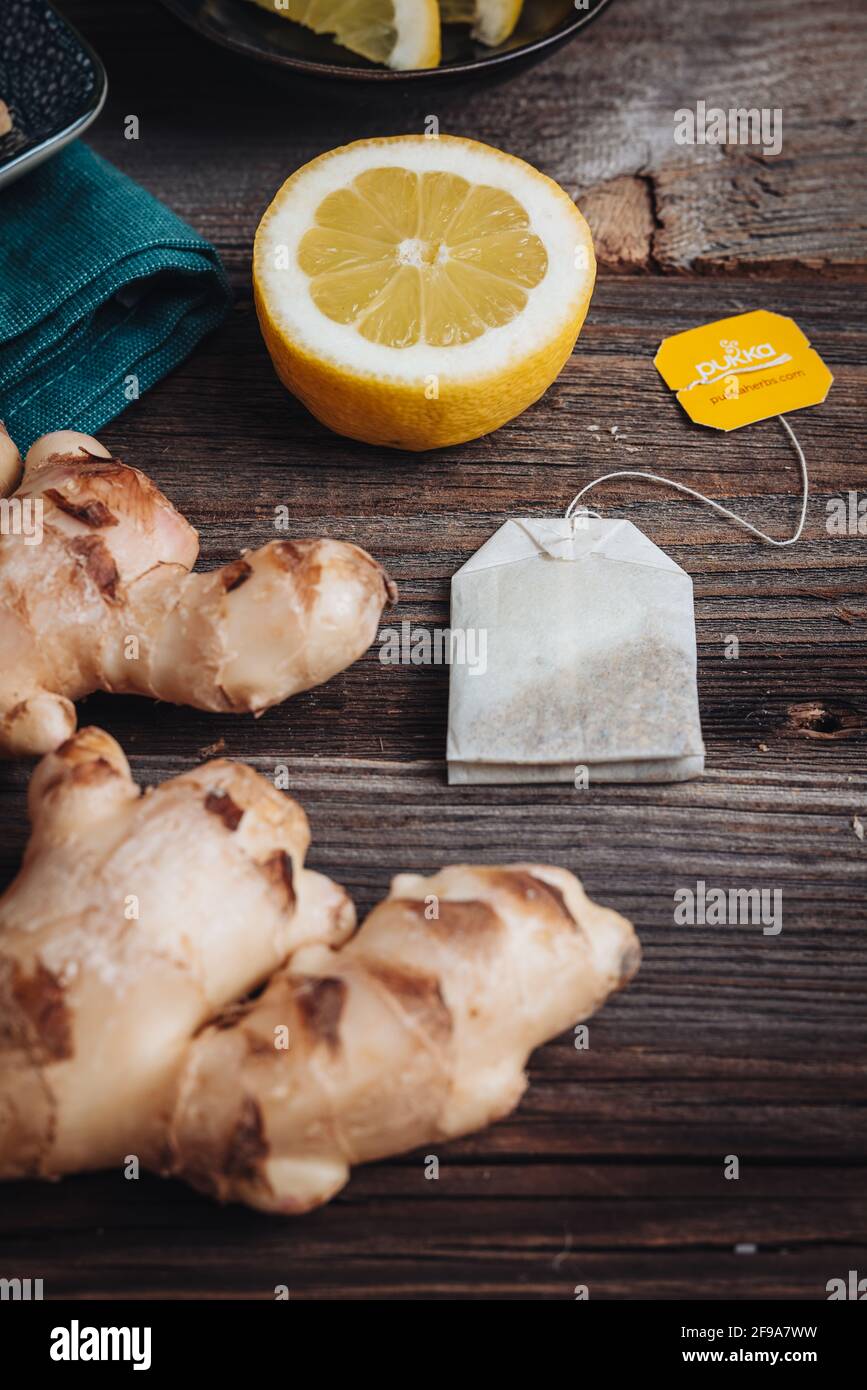 Racines de gingembre frais et sain avec citron Banque D'Images
