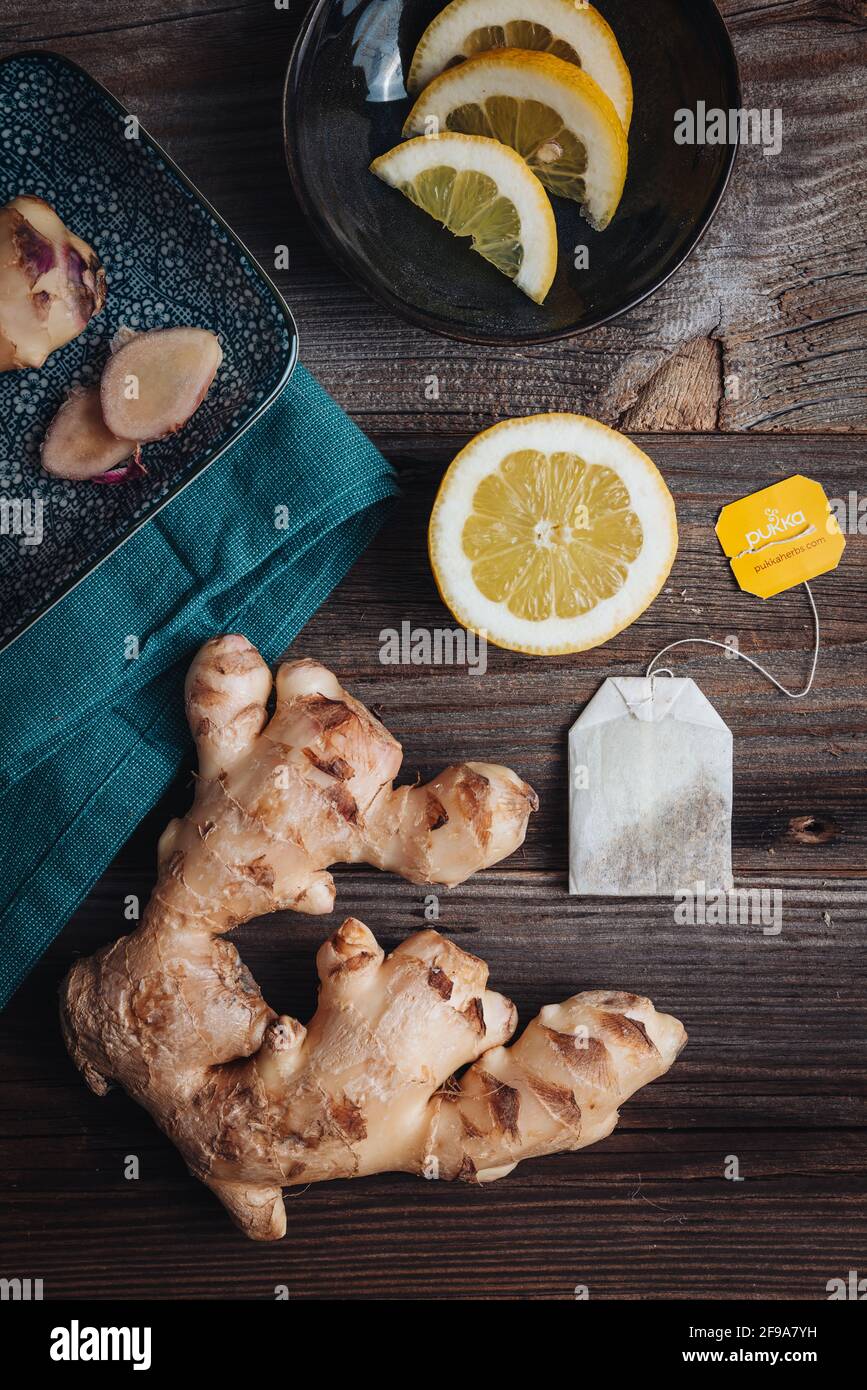 Racines de gingembre frais et sain avec citron Banque D'Images