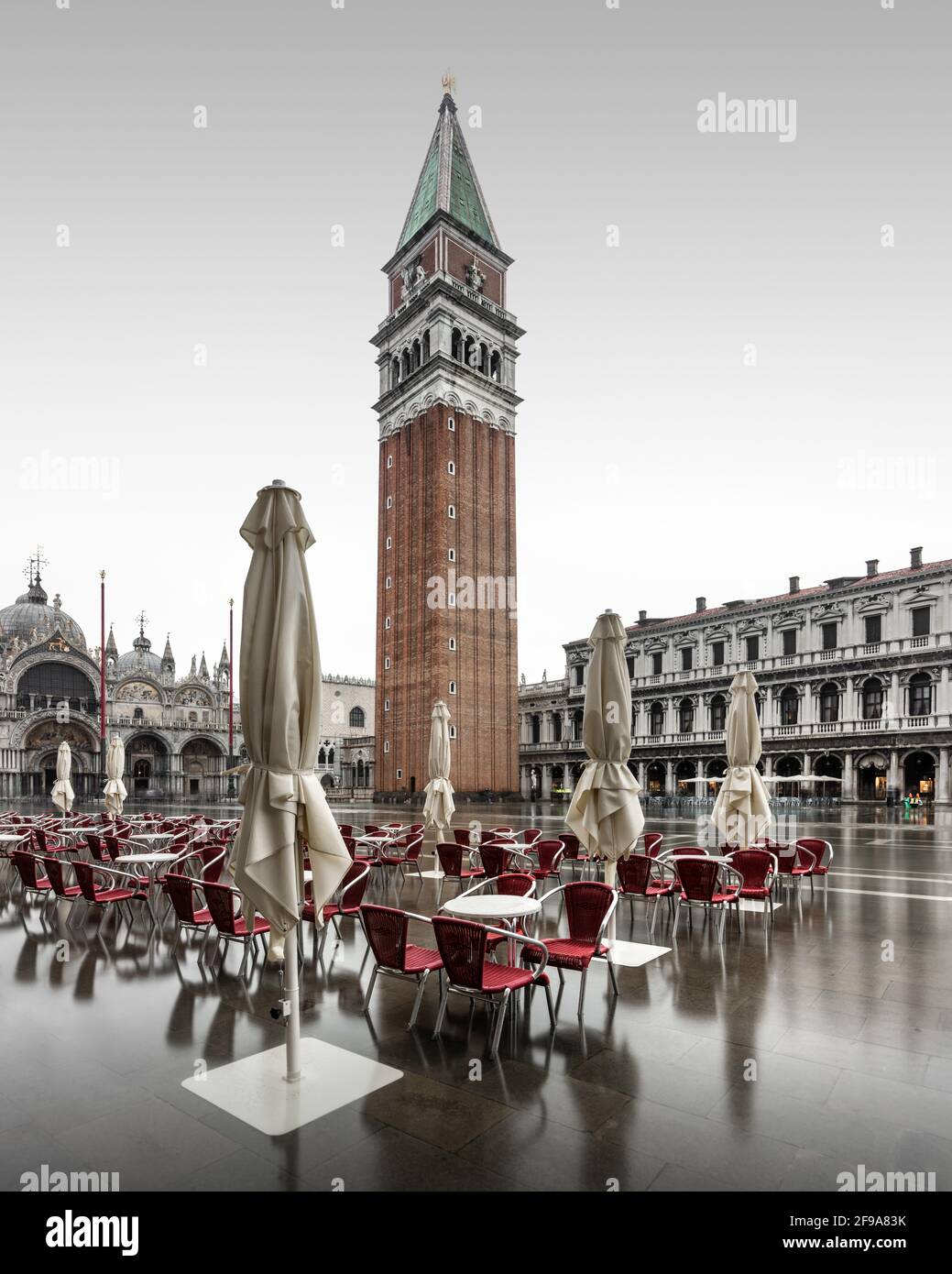Le matin, la place Saint-Marc de Venise est souvent vide. Il y a moins de visiteurs dans la ville, surtout pendant les mois d'hiver plus frais. Une ou deux fois par mois, la célèbre inondation envahit la place Saint-Marc et garantit de magnifiques reflets. Banque D'Images