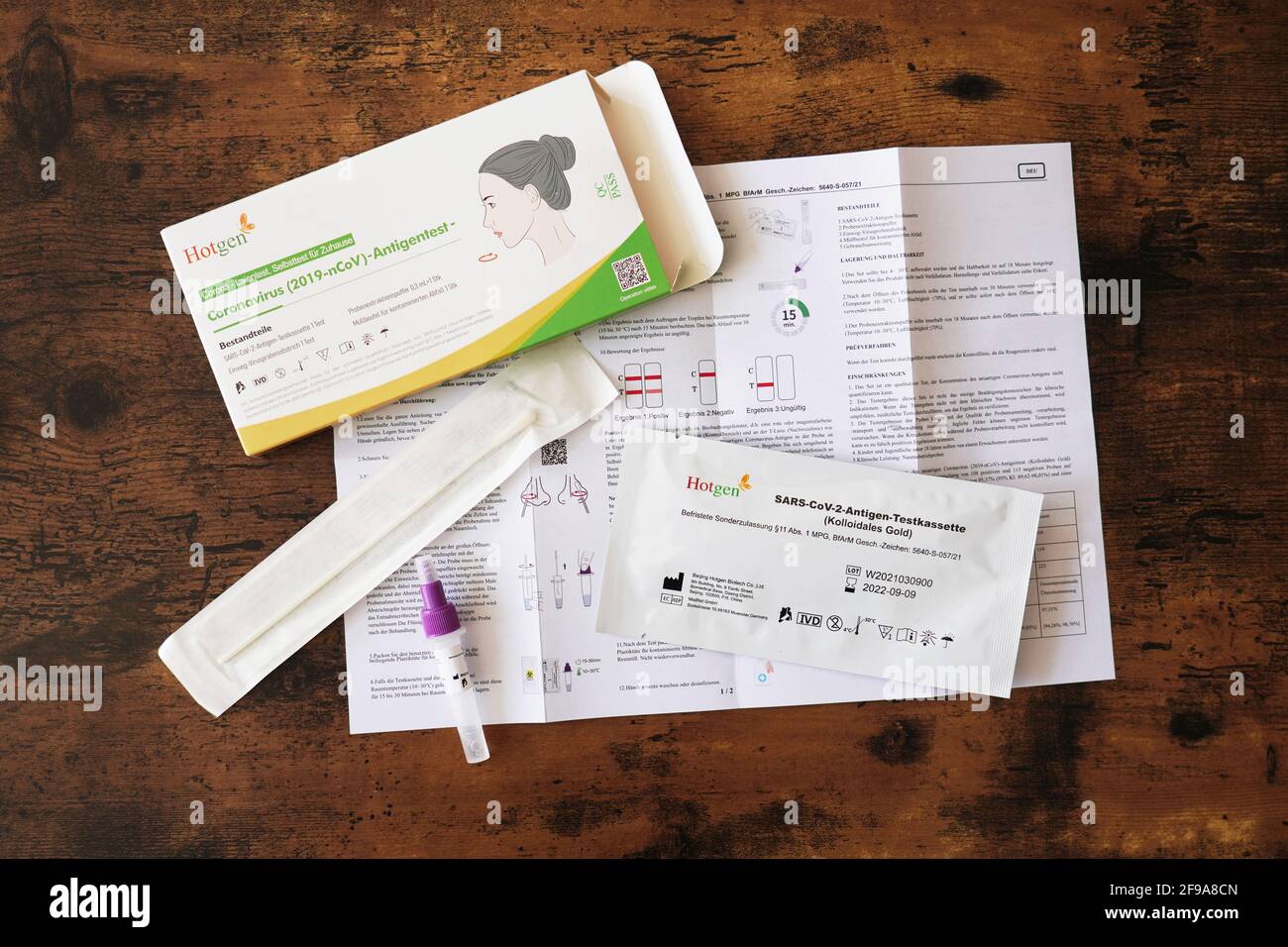 Kit de test d'antigène du coronavirus Hotgen allemand pour une utilisation à domicile, non emballé sur la table. Test automatique Covid-19. Banque D'Images