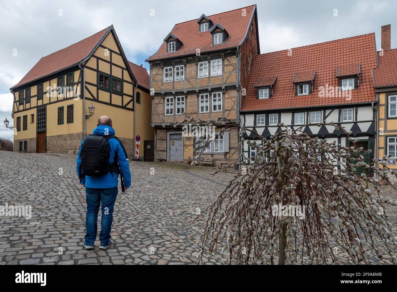 Allemagne, Saxe-Anhalt, Quedlinburg, un touriste se tient en face de l'ancienne maison de l'écrivain Nikolaus Dietrich Giseke (1724, 1765), maisons à colombages sur le Schlossberg, ville de Quedlinburg classée au patrimoine mondial. Banque D'Images