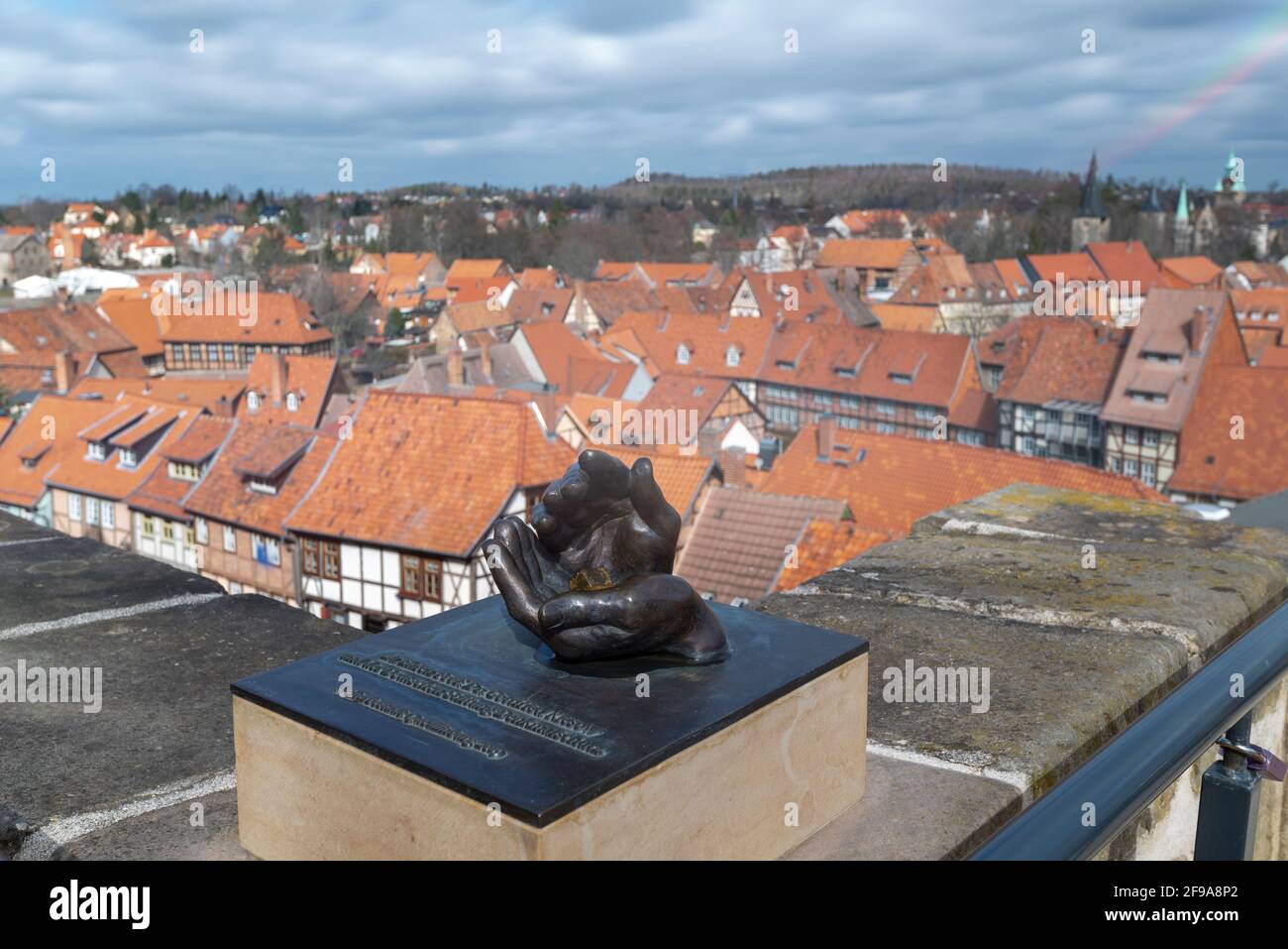 Allemagne, Saxe-Anhalt, Quedlinburg, monument en l'honneur de la Fondation allemande pour la protection des monuments sur le Schlossberg, maisons historiques à colombages, ville de Quedlinburg classée au patrimoine mondial Banque D'Images