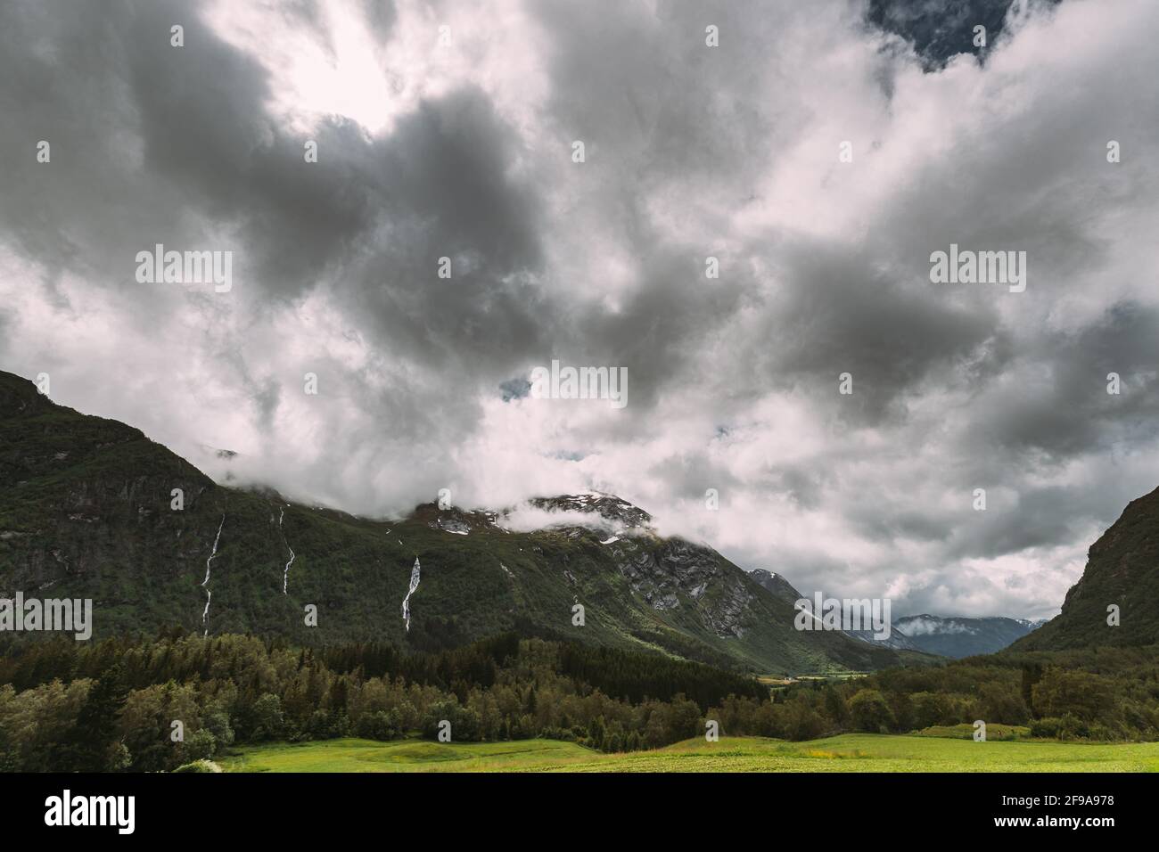 Stardalen, Skei Jolster, parc national de Jostedalsbreen, Norvège. Cascade dans un paysage norvégien d'été. Concept de prévision météorologique Banque D'Images