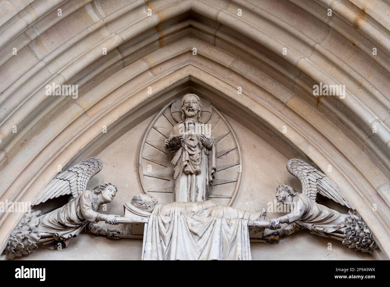 Allemagne, Saxe-Anhalt, Magdeburg, le soulagement de tymphanon au-dessus du portail paradisiaque, montre l'Assomption de Marie, la cathédrale de Magdeburg Banque D'Images