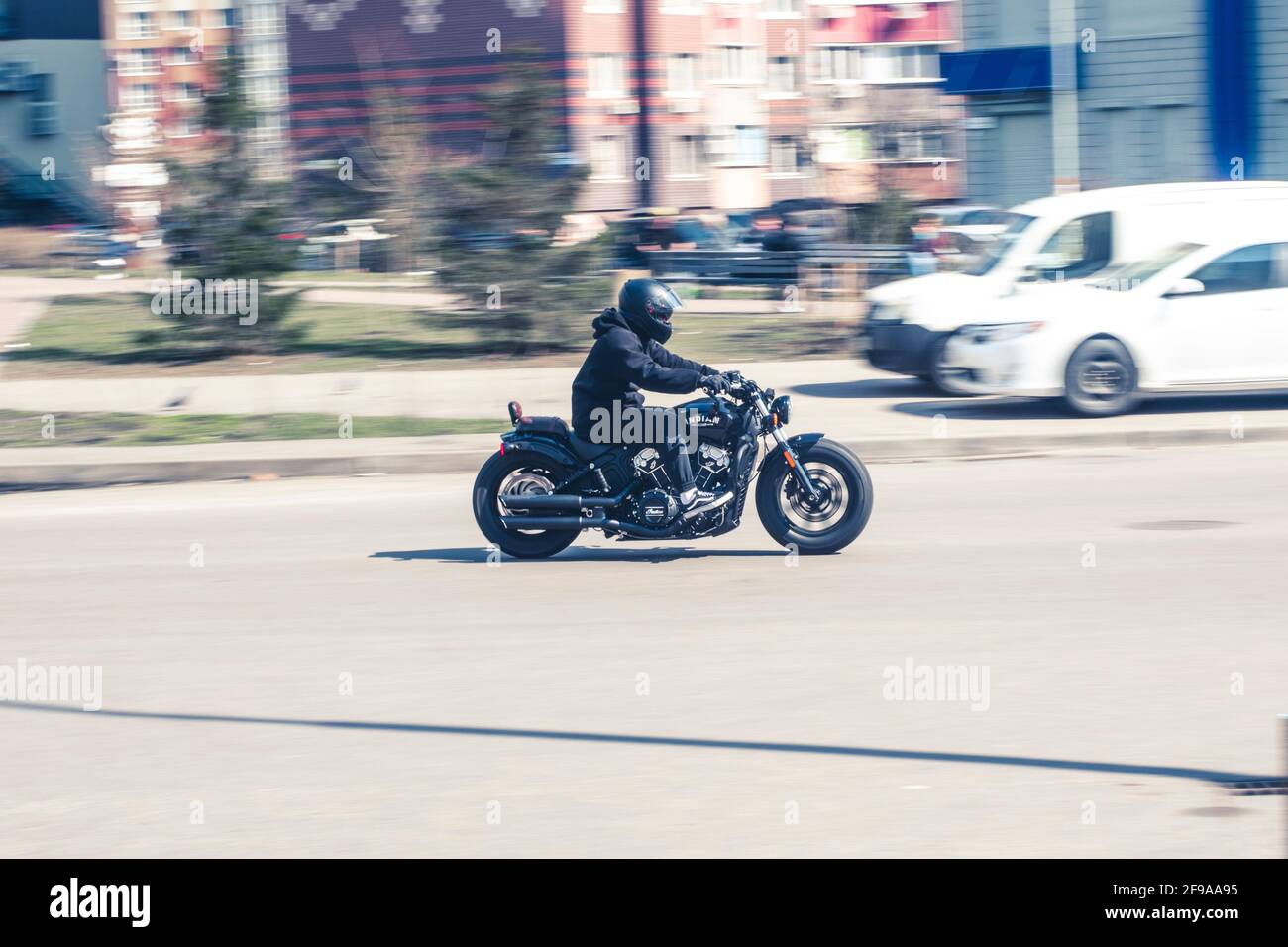 Ukraine, Kiev - 21 mars 2021 : la moto scoute indienne noire se déplace dans la rue. Éditorial Banque D'Images