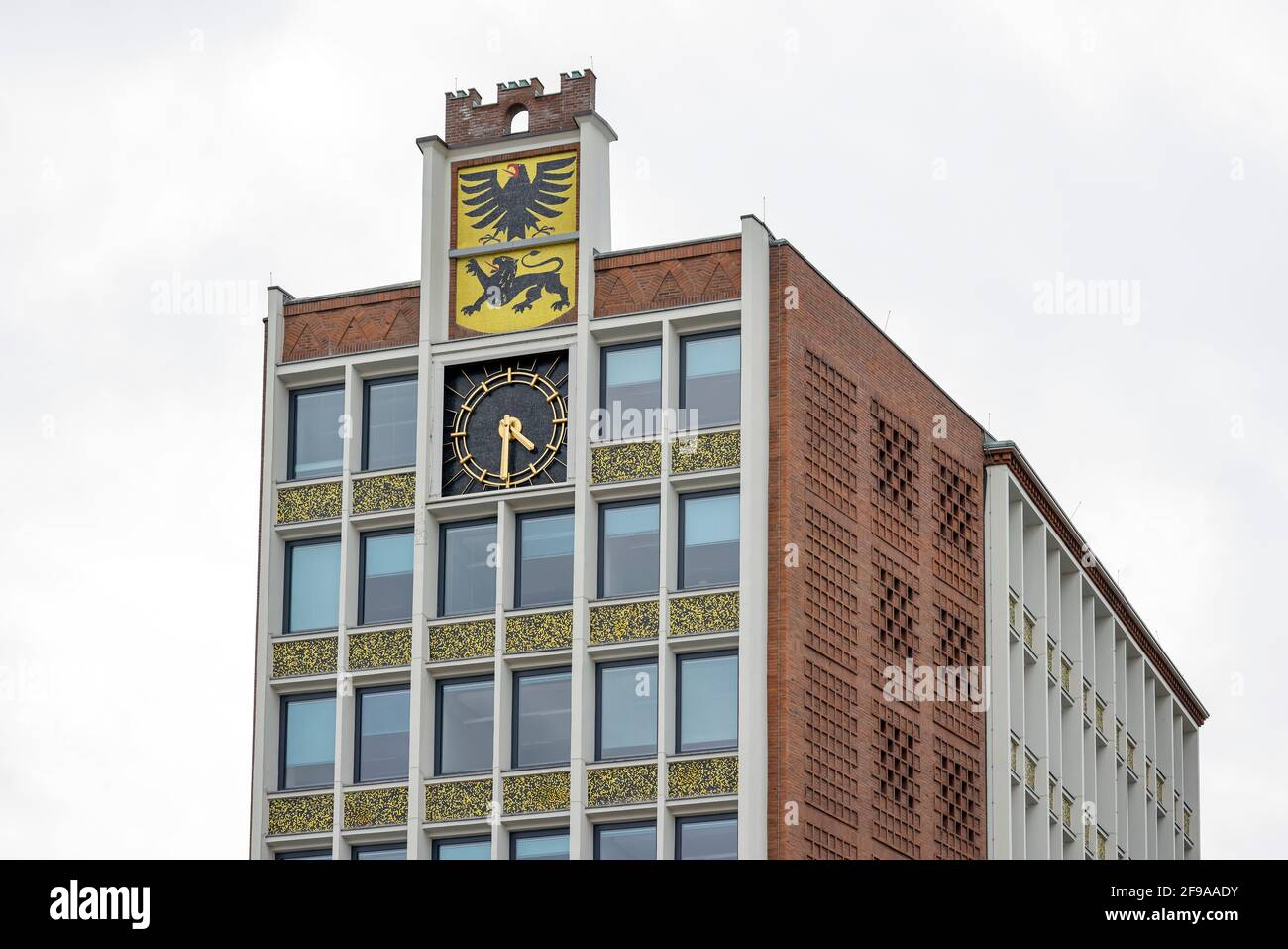 Düren, Rhénanie-du-Nord-Westphalie, Allemagne - Mairie de Düren en période de crise de la couronne, le district de Düren est l'une des municipalités avec la plus forte incidence sur sept jours en Rhénanie-du-Nord-Westphalie, plus de la moitié des malades ont contracté la mutation britannique du virus de la couronne infecté. Banque D'Images